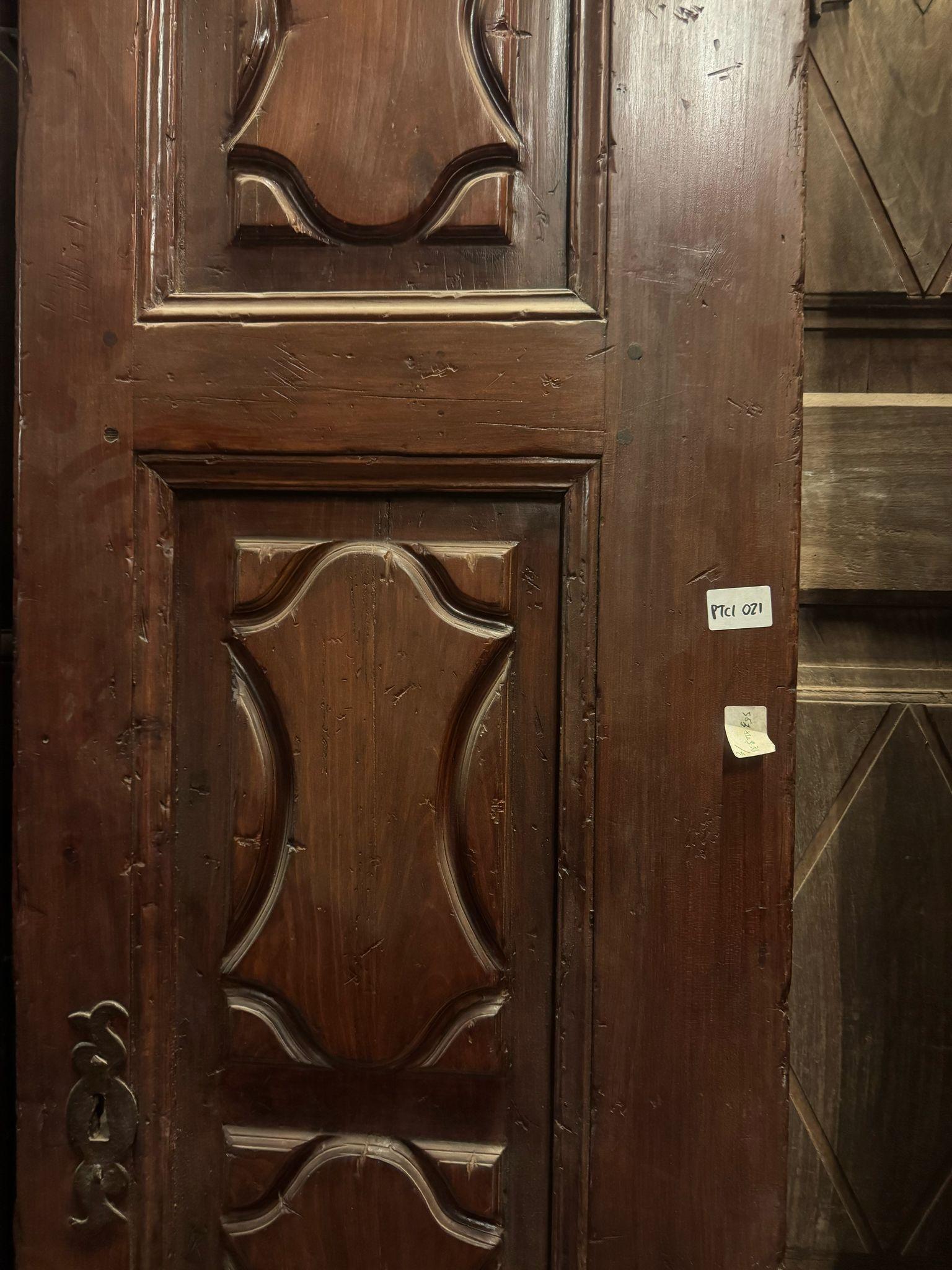 Fino al XVIII secolo Porta d'ingresso in legno di noce, con due ante massicce, Italia in vendita