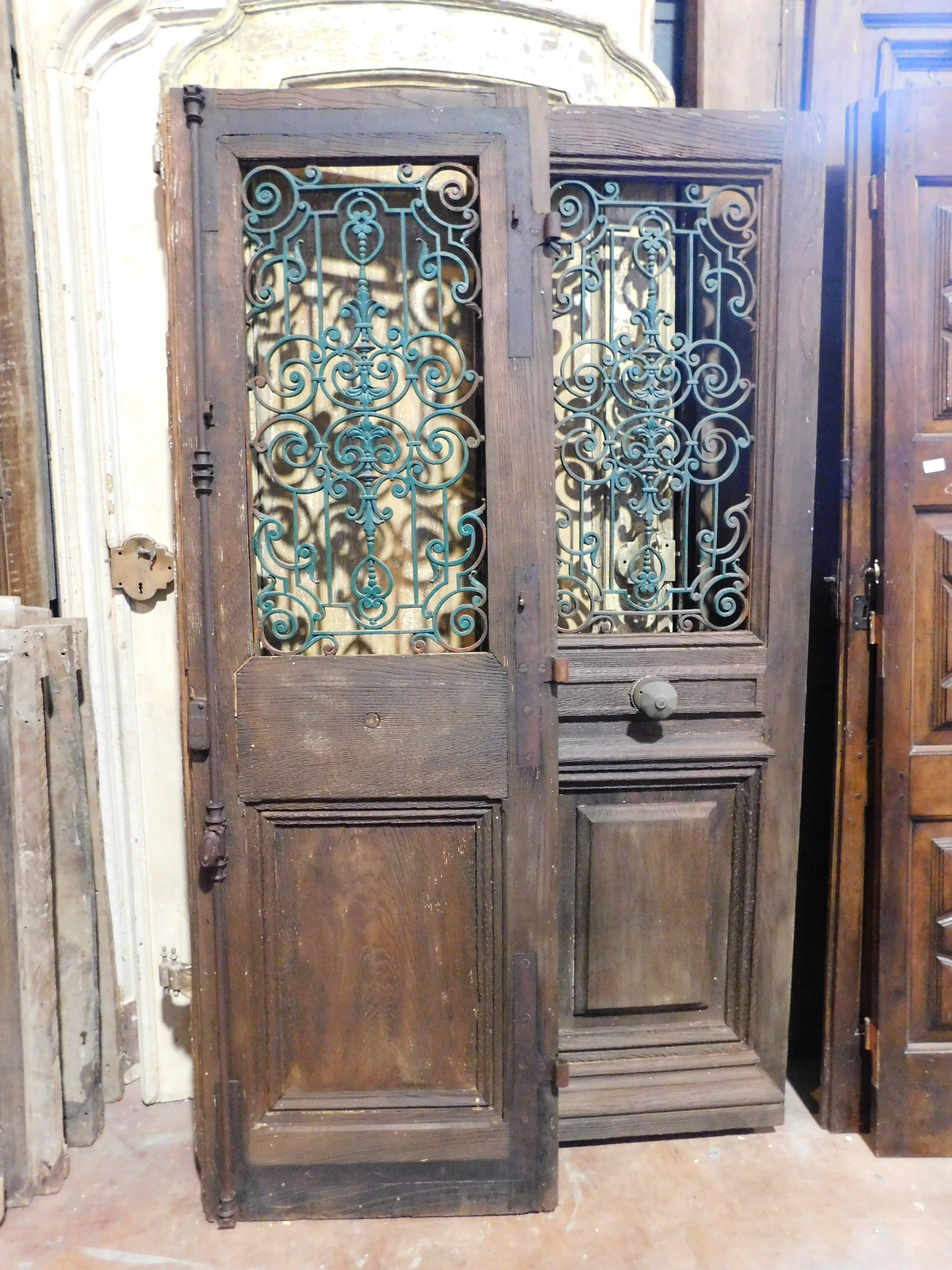 Puerta de entrada, puerta principal de madera de roble, dos puertas, con reja de hierro verde, Italia en venta 4