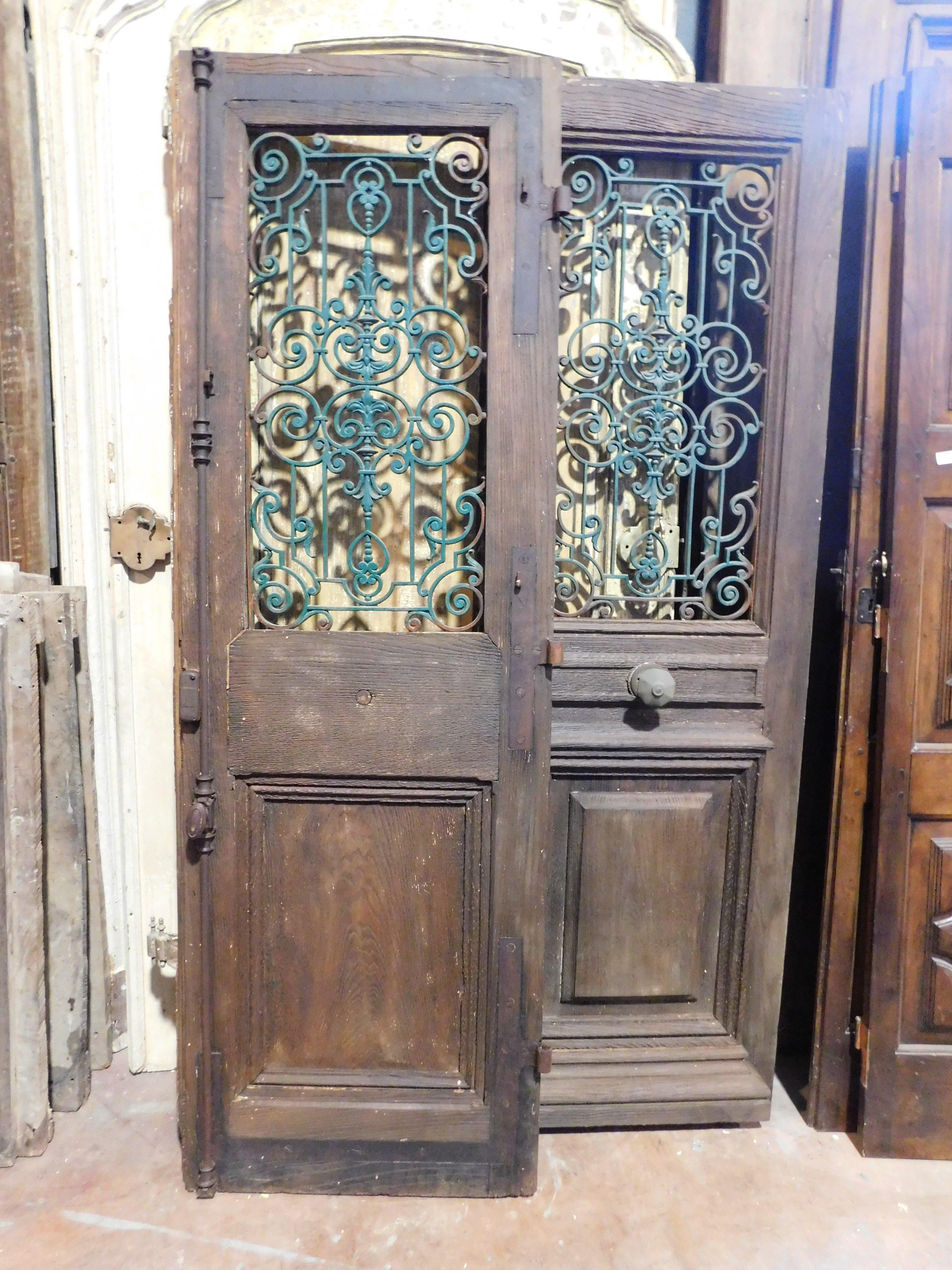 Puerta de entrada, puerta principal de madera de roble, dos puertas, con reja de hierro verde, Italia en venta 5