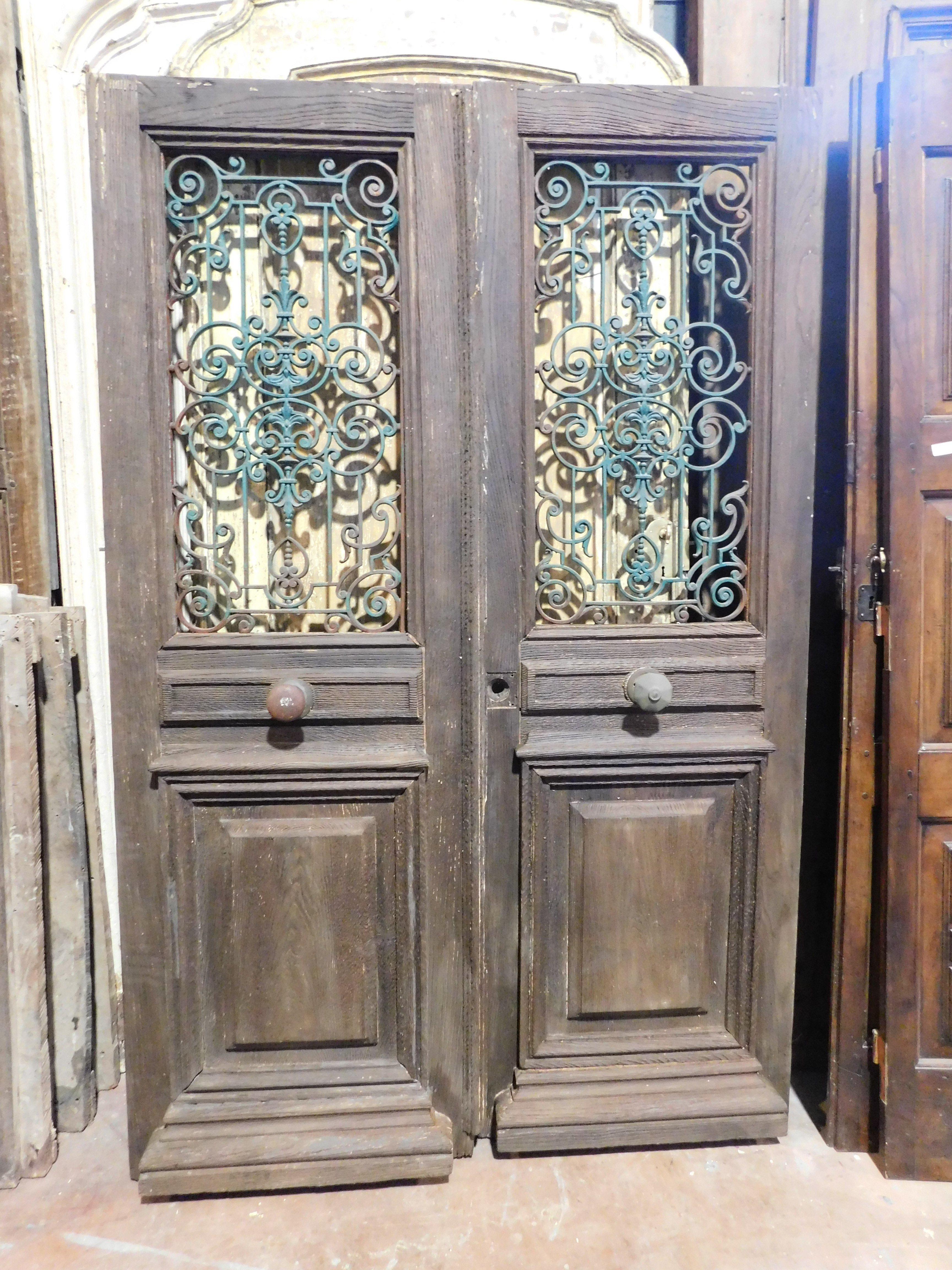 Puerta de entrada antigua, puerta principal de madera maciza de roble, construida con dos hojas, con reja de hierro tallada con volutas y rizos verdes, procedente de Italia y original del siglo XIX.
Fondo de madera con panel tallado, ideal para