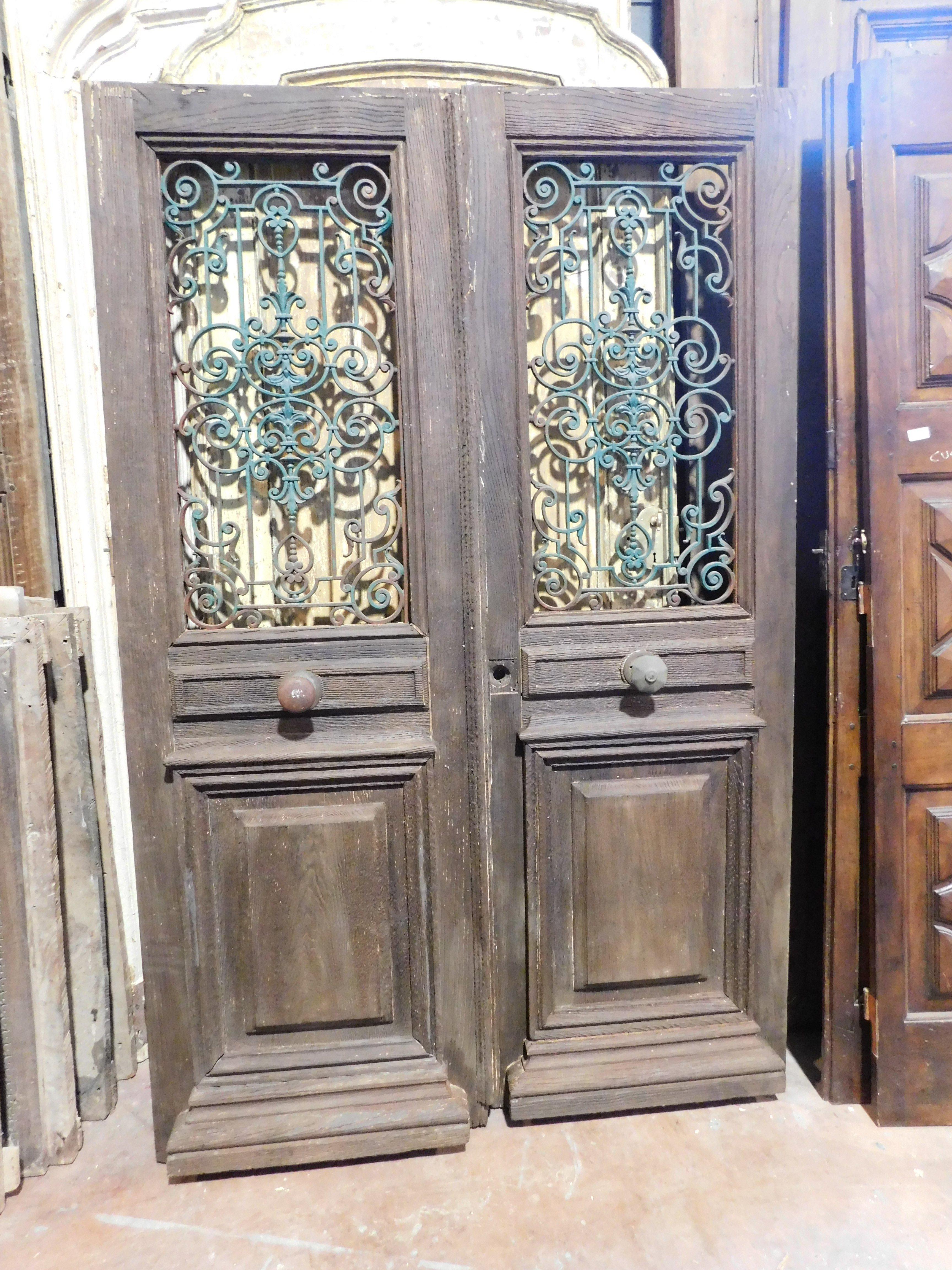 Puerta de entrada, puerta principal de madera de roble, dos puertas, con reja de hierro verde, Italia Tallado a mano en venta