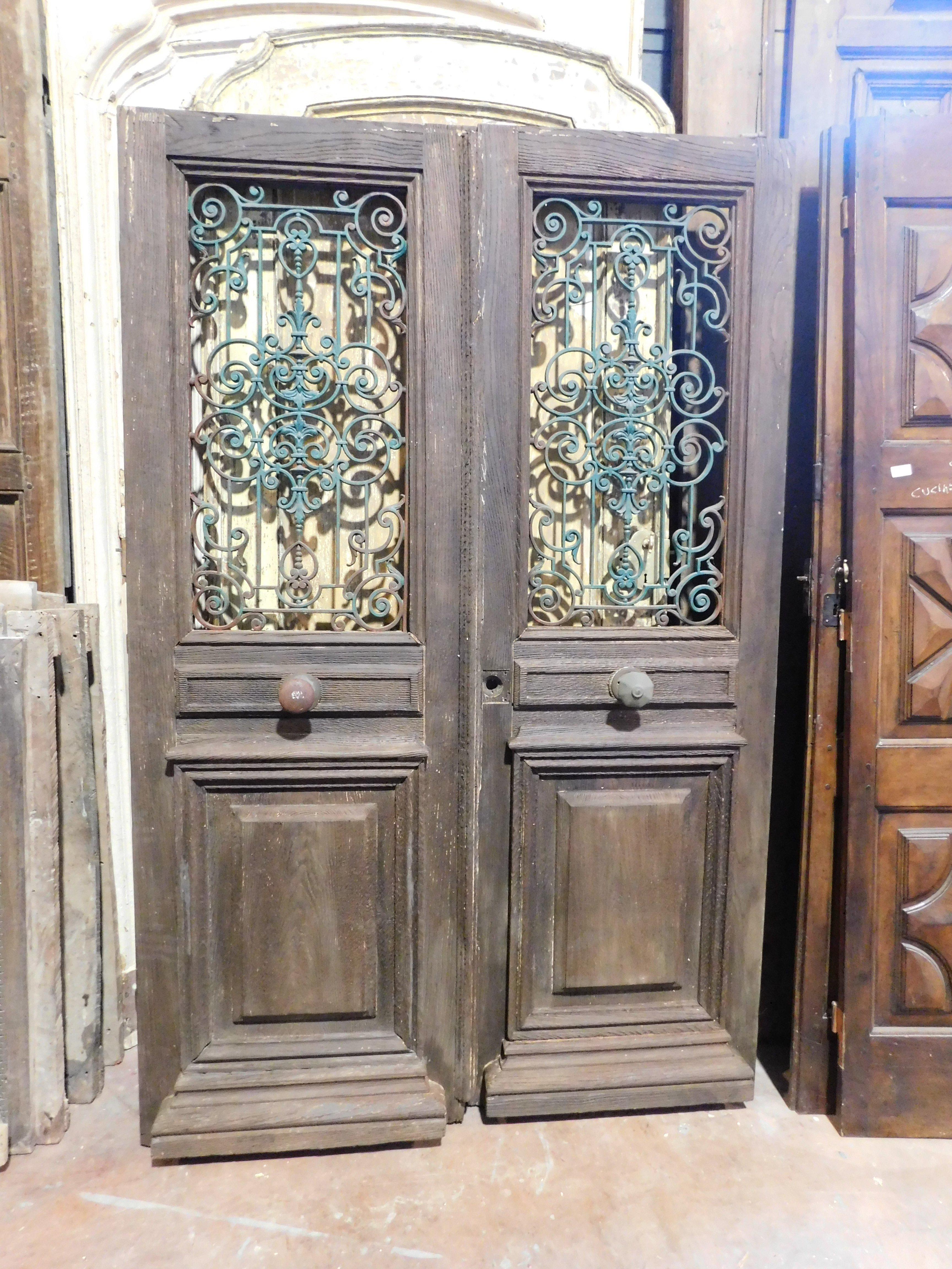 Puerta de entrada, puerta principal de madera de roble, dos puertas, con reja de hierro verde, Italia en Bueno estado para la venta en Cuneo, Italy (CN)
