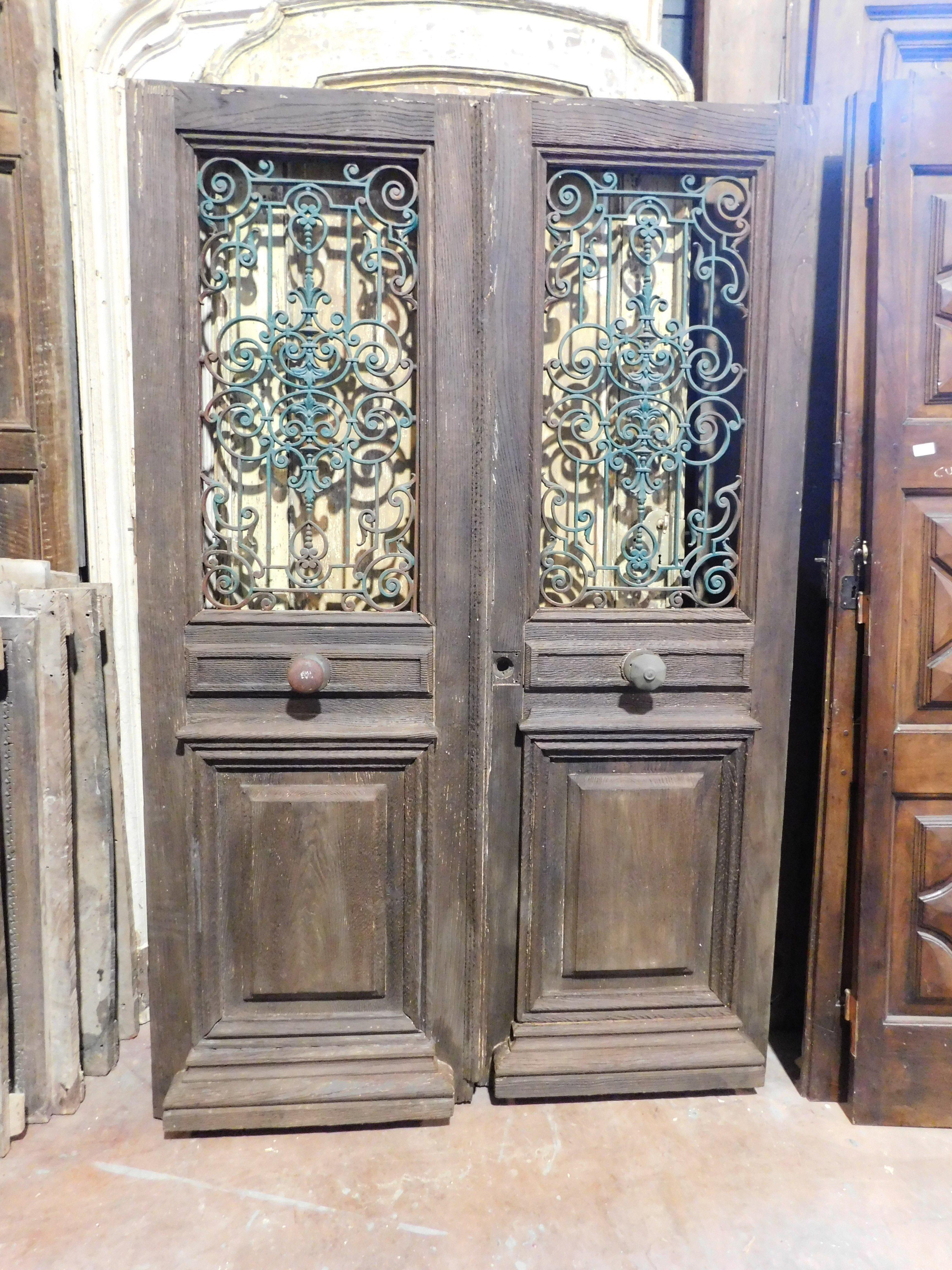 Puerta de entrada, puerta principal de madera de roble, dos puertas, con reja de hierro verde, Italia siglo XIX en venta