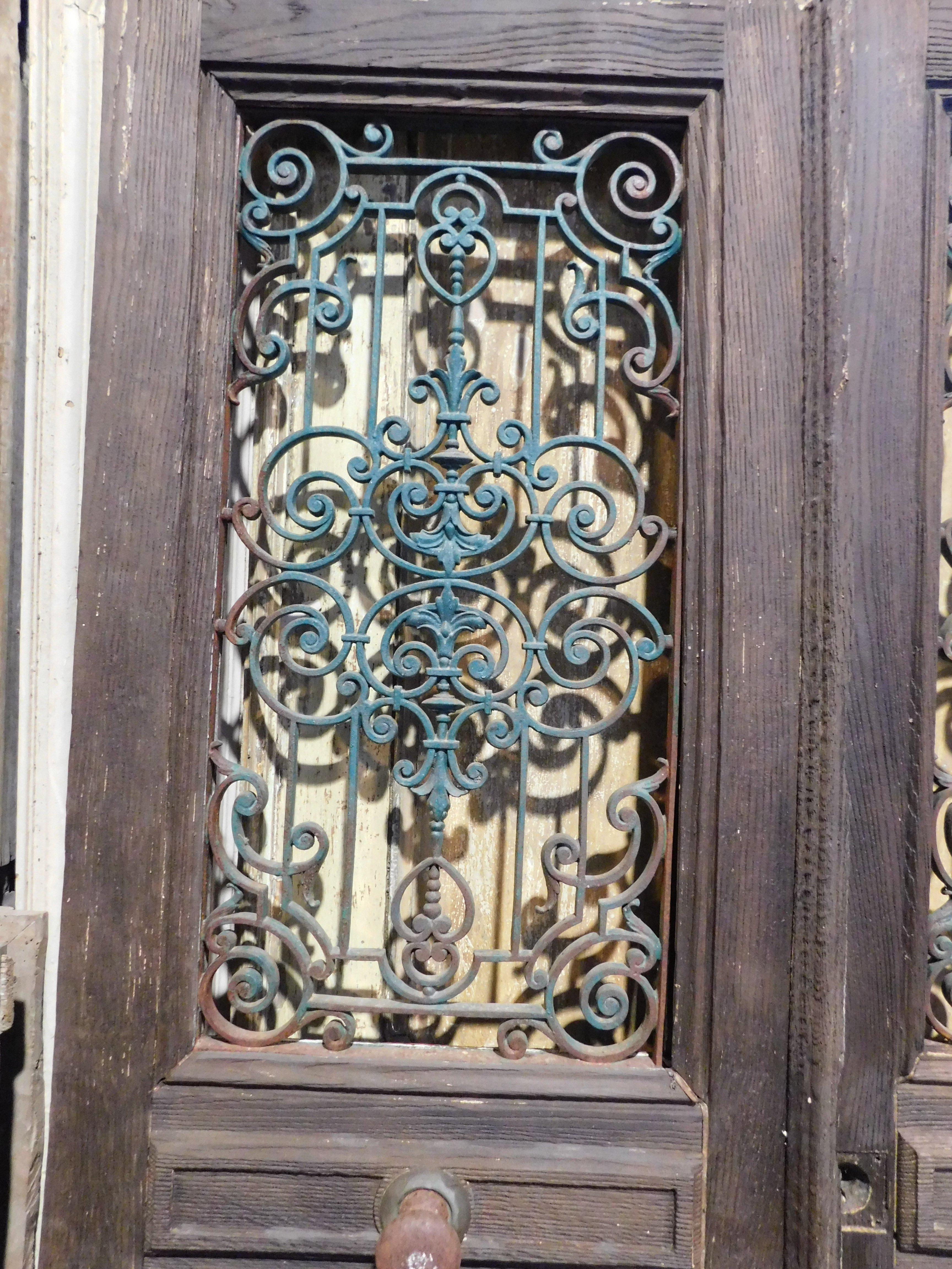 Puerta de entrada, puerta principal de madera de roble, dos puertas, con reja de hierro verde, Italia Hierro en venta