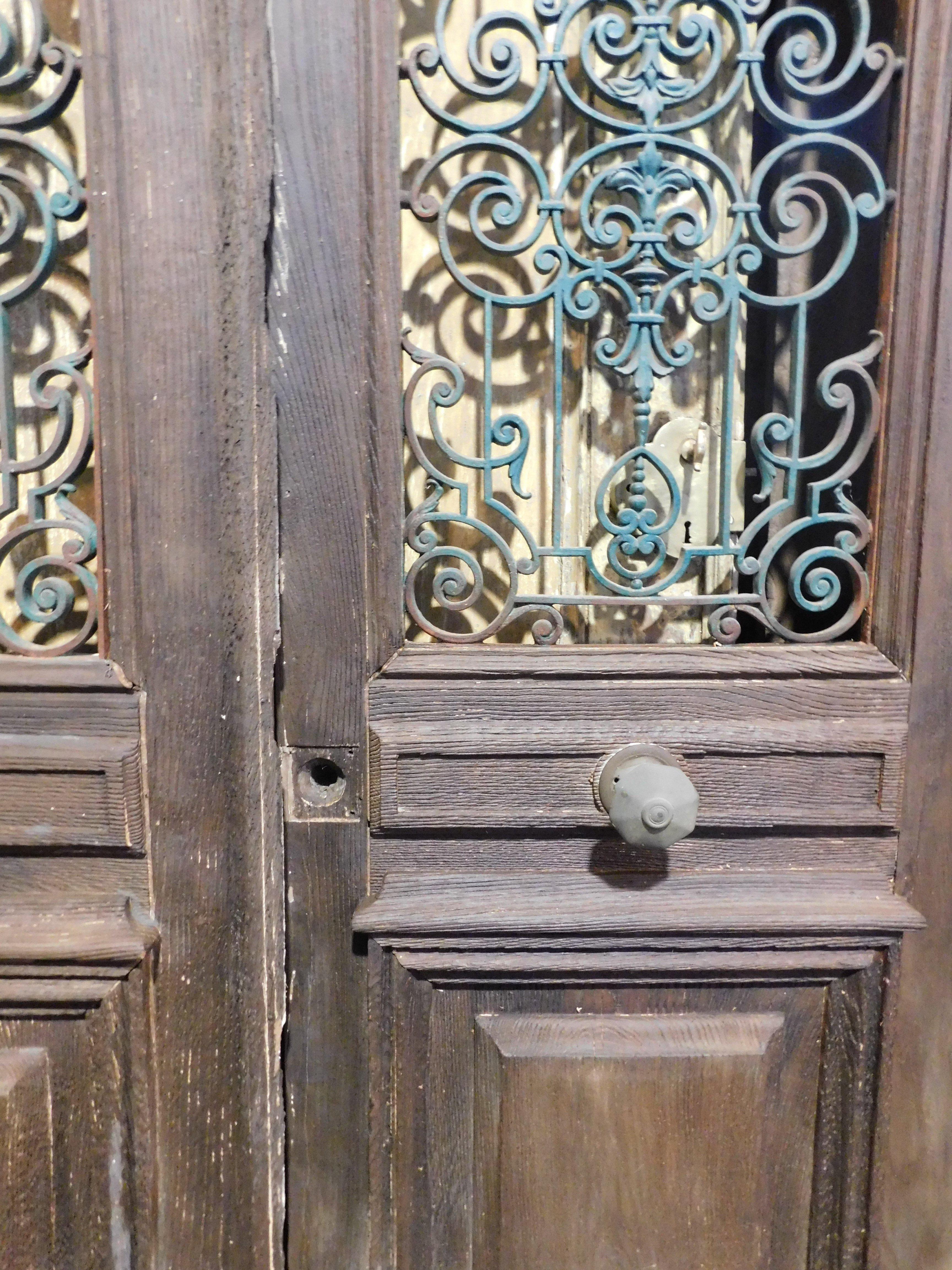 Puerta de entrada, puerta principal de madera de roble, dos puertas, con reja de hierro verde, Italia en venta 1
