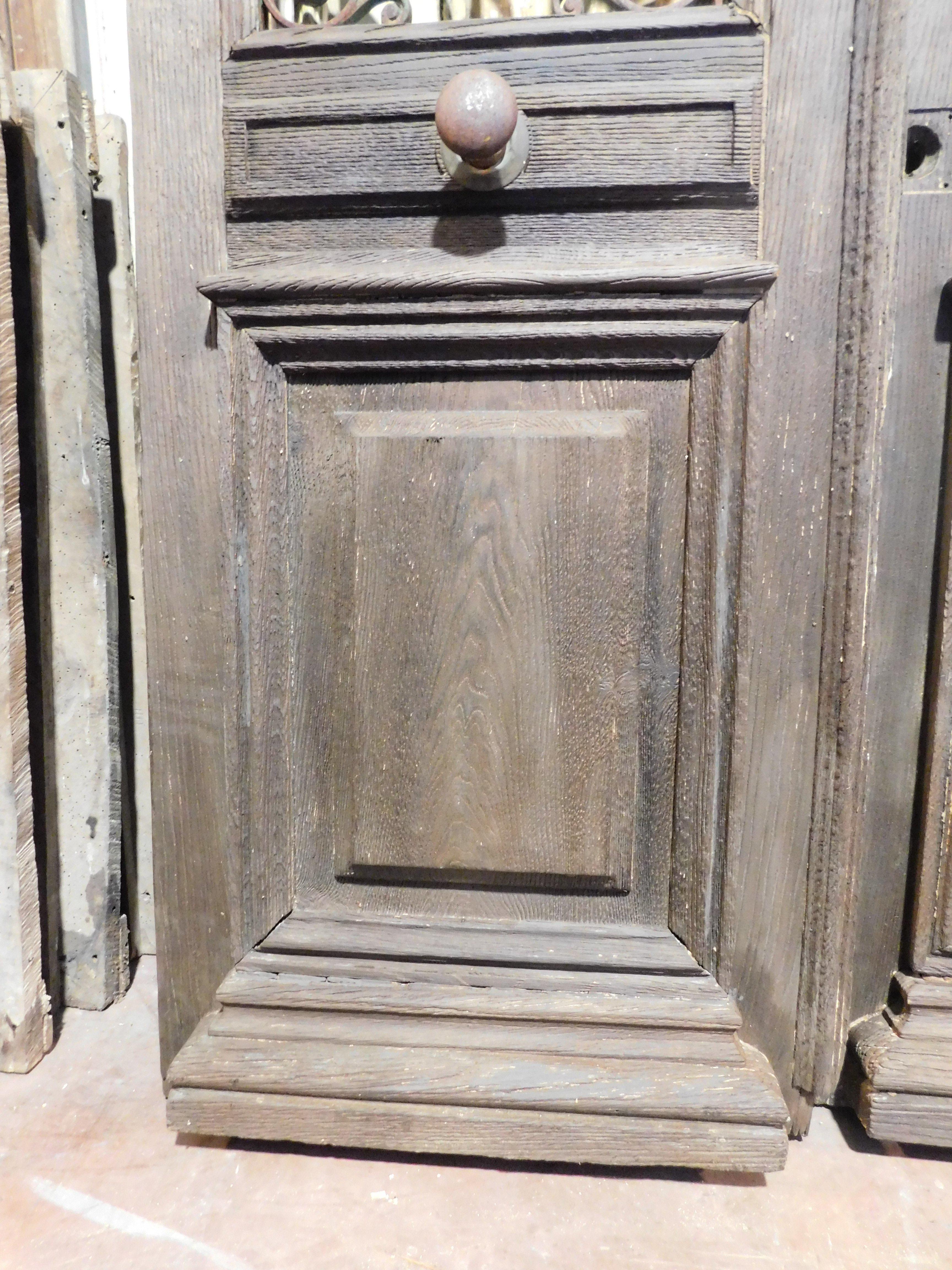 Puerta de entrada, puerta principal de madera de roble, dos puertas, con reja de hierro verde, Italia en venta 2