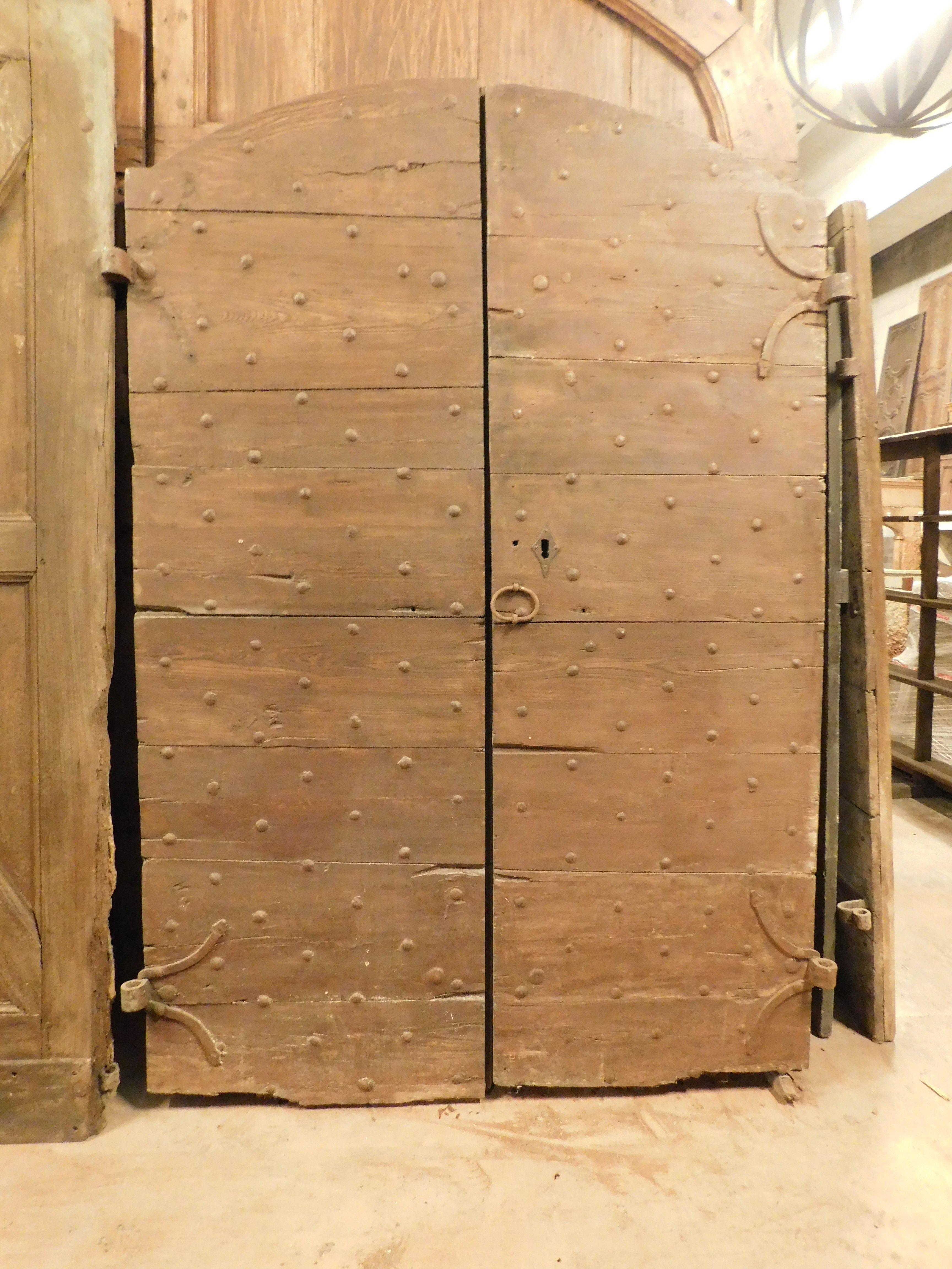 Puerta de entrada, principal doble puerta rústica, en madera de castaño con clavos, Italia Italiano en venta