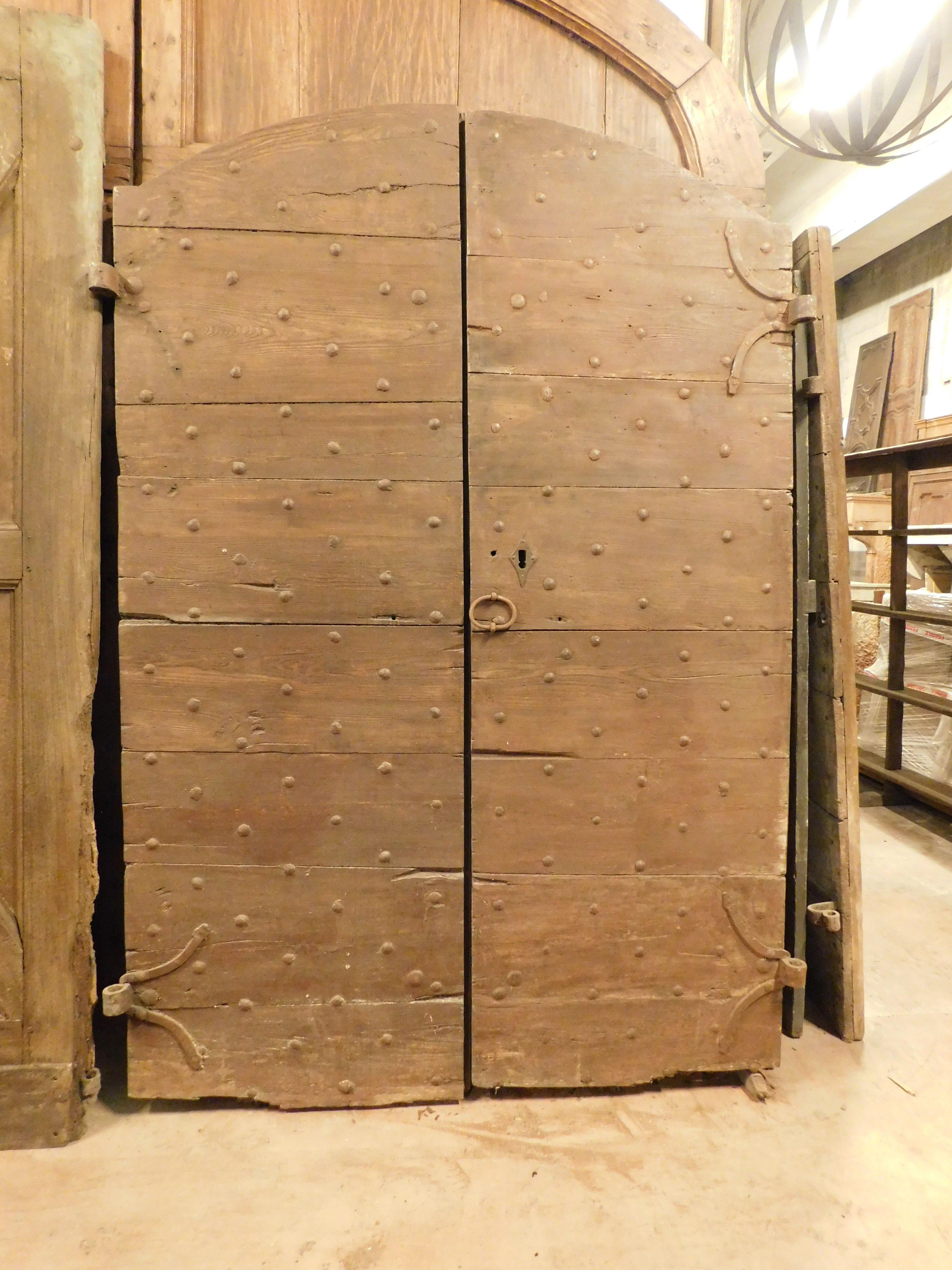 Puerta de entrada, principal doble puerta rústica, en madera de castaño con clavos, Italia en Bueno estado para la venta en Cuneo, Italy (CN)