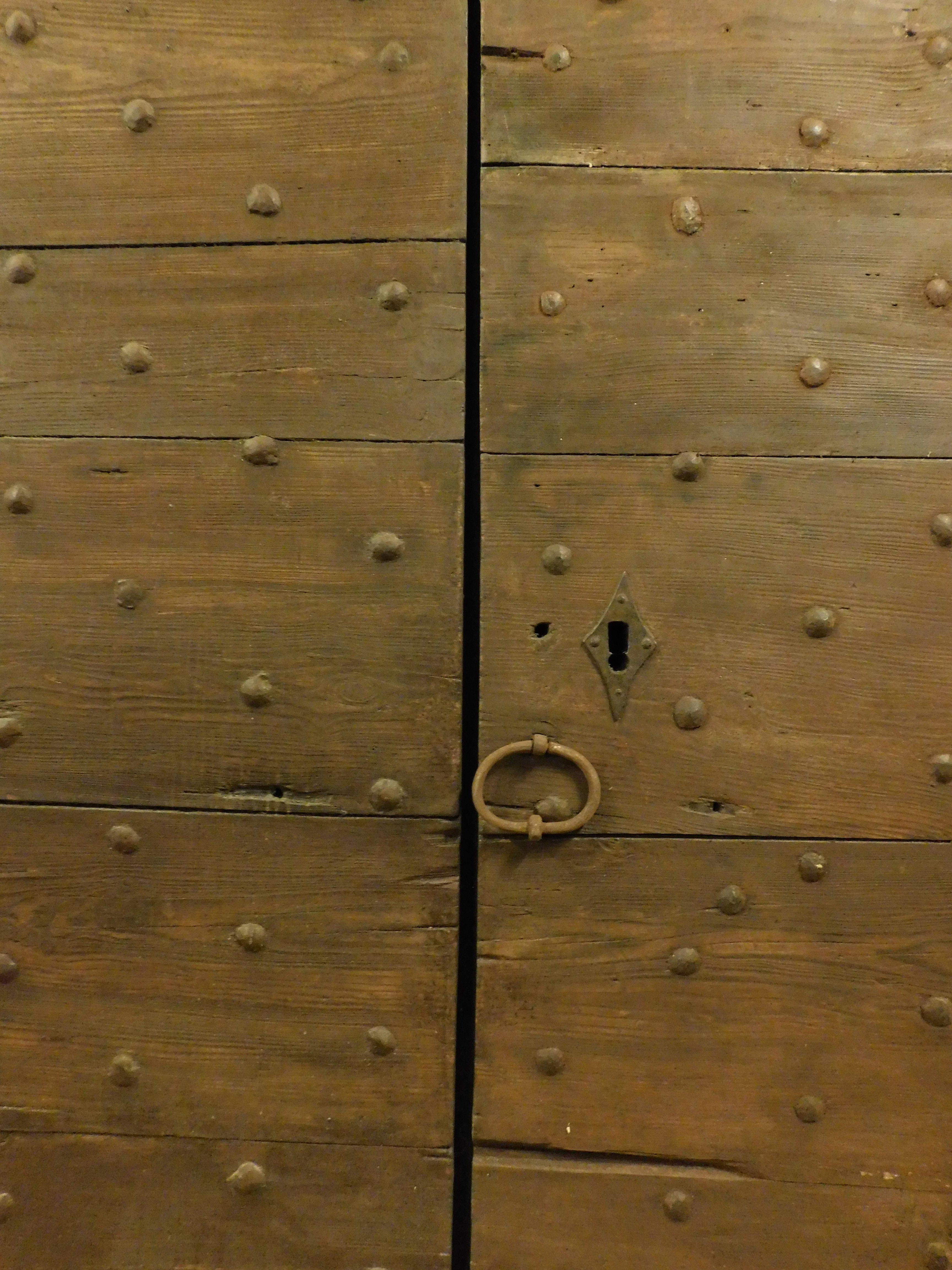 Puerta de entrada, principal doble puerta rústica, en madera de castaño con clavos, Italia Castaño en venta