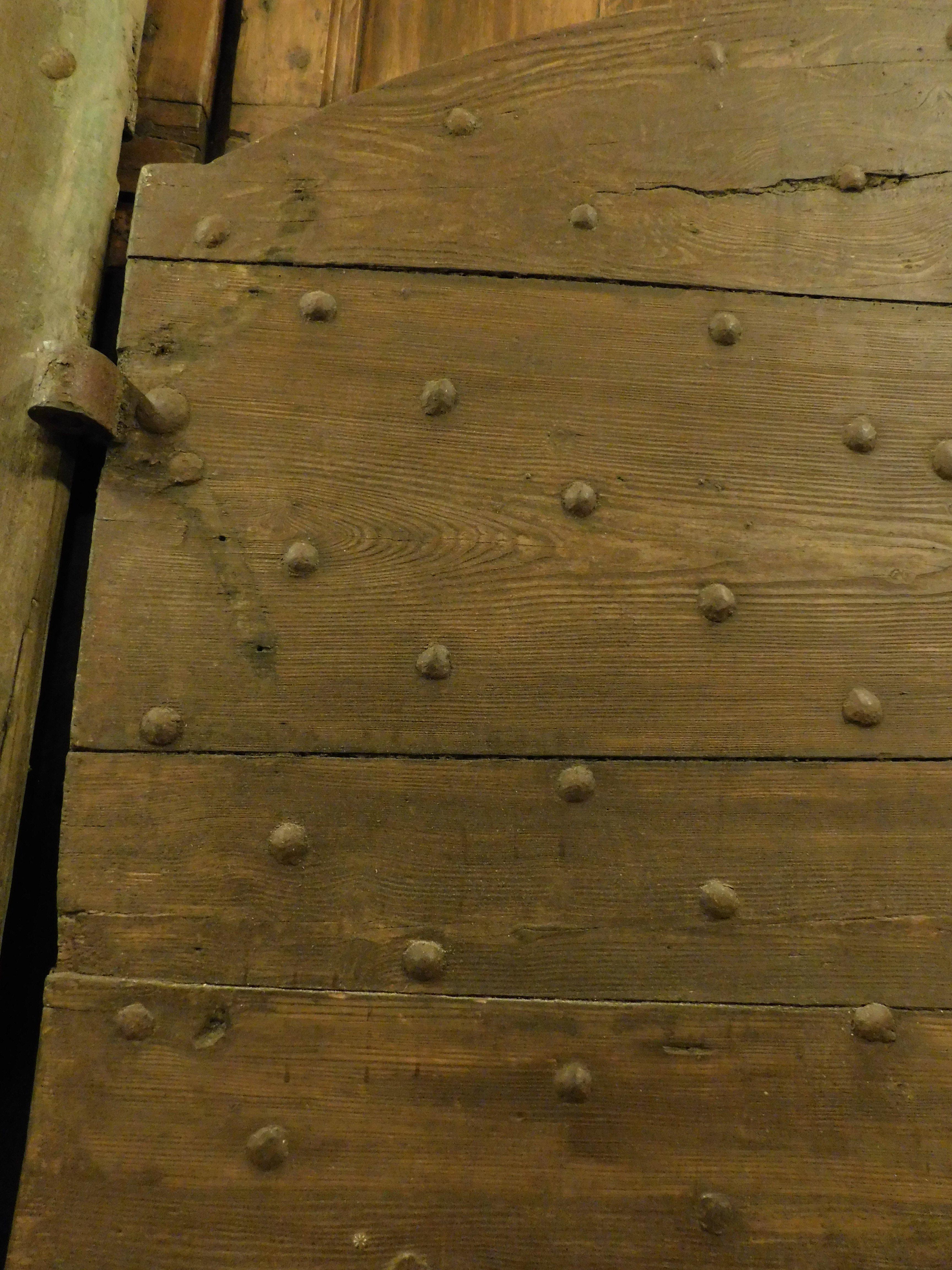 Puerta de entrada, principal doble puerta rústica, en madera de castaño con clavos, Italia en venta 1