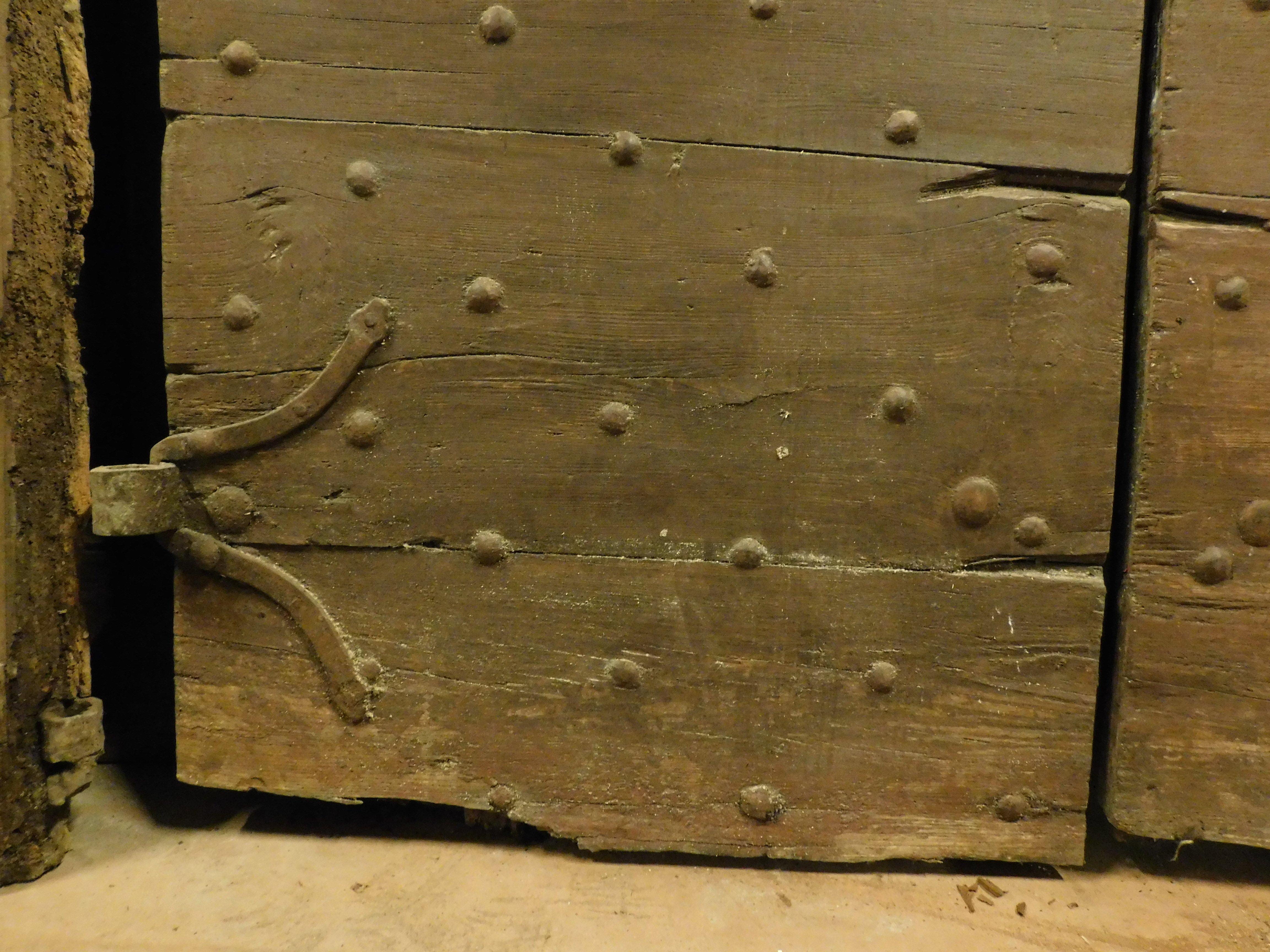 Puerta de entrada, principal doble puerta rústica, en madera de castaño con clavos, Italia en venta 2