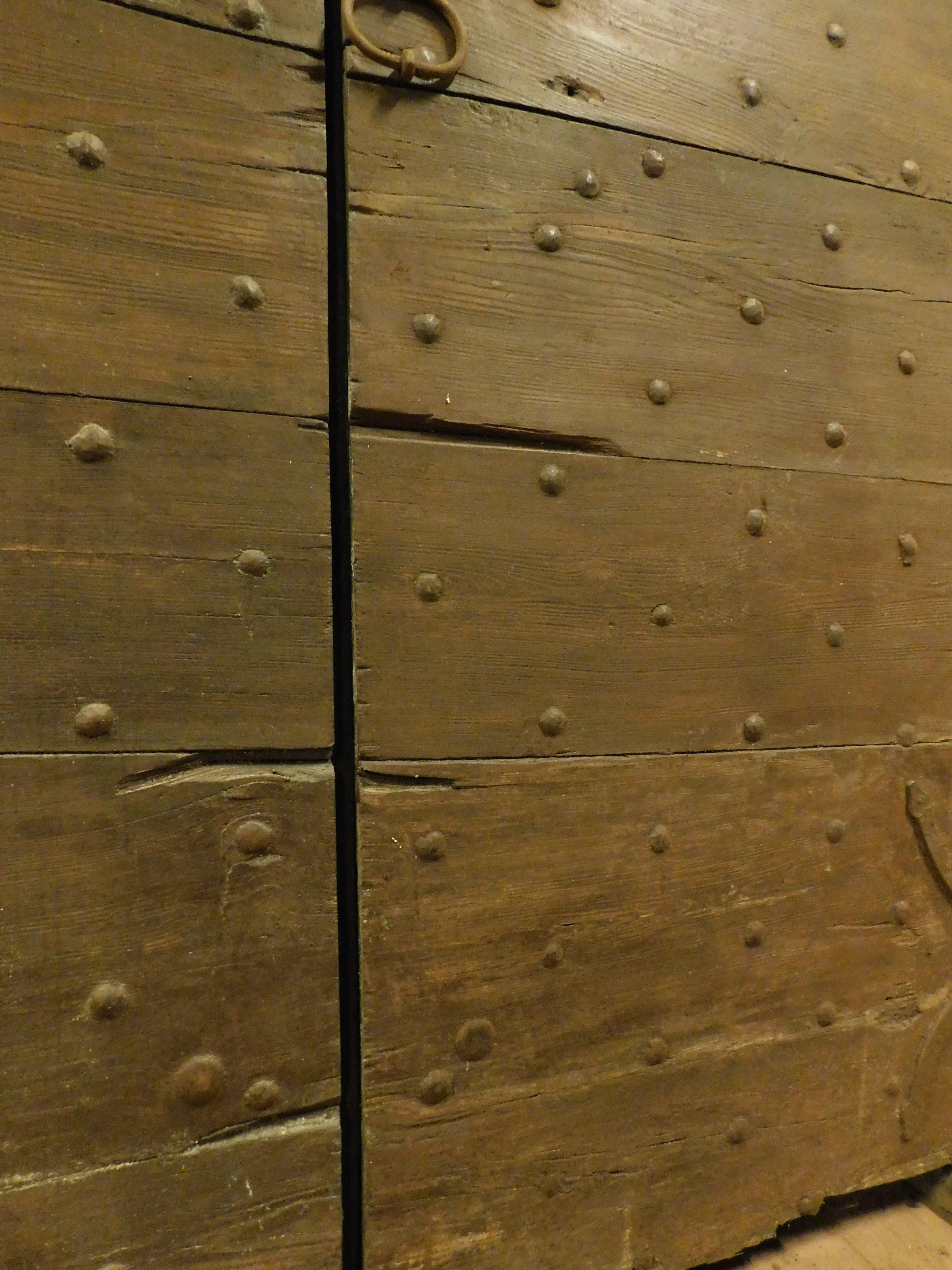 Puerta de entrada, principal doble puerta rústica, en madera de castaño con clavos, Italia en venta 3