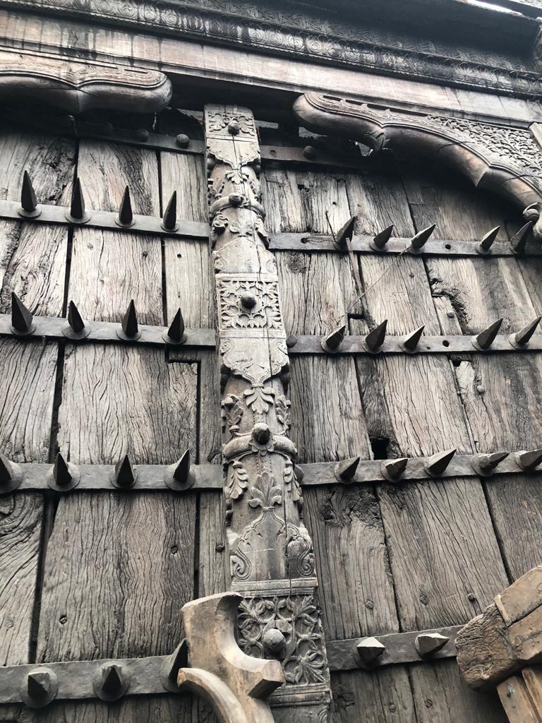 Entrance door of a city
Moughal XVI-XVII century
North of India
 Deeply carved Teak wood with floral desigs 
With iron rings and sticks to avoid the elephant hits     .
Maharashtra, North of India.
Door  8.40 x 4.70 mts.
Interior door  clear  3.90 x