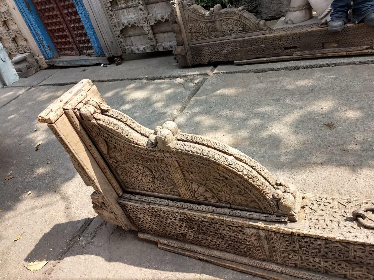Indian Entrance door of a city Moughal XVI-XVII century For Sale
