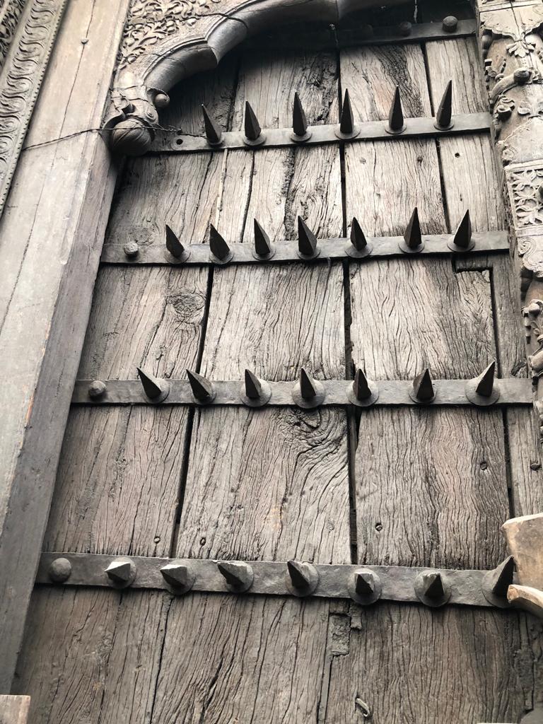 Entrance door of a city Moughal XVI-XVII century In Good Condition For Sale In Mexico City, MX