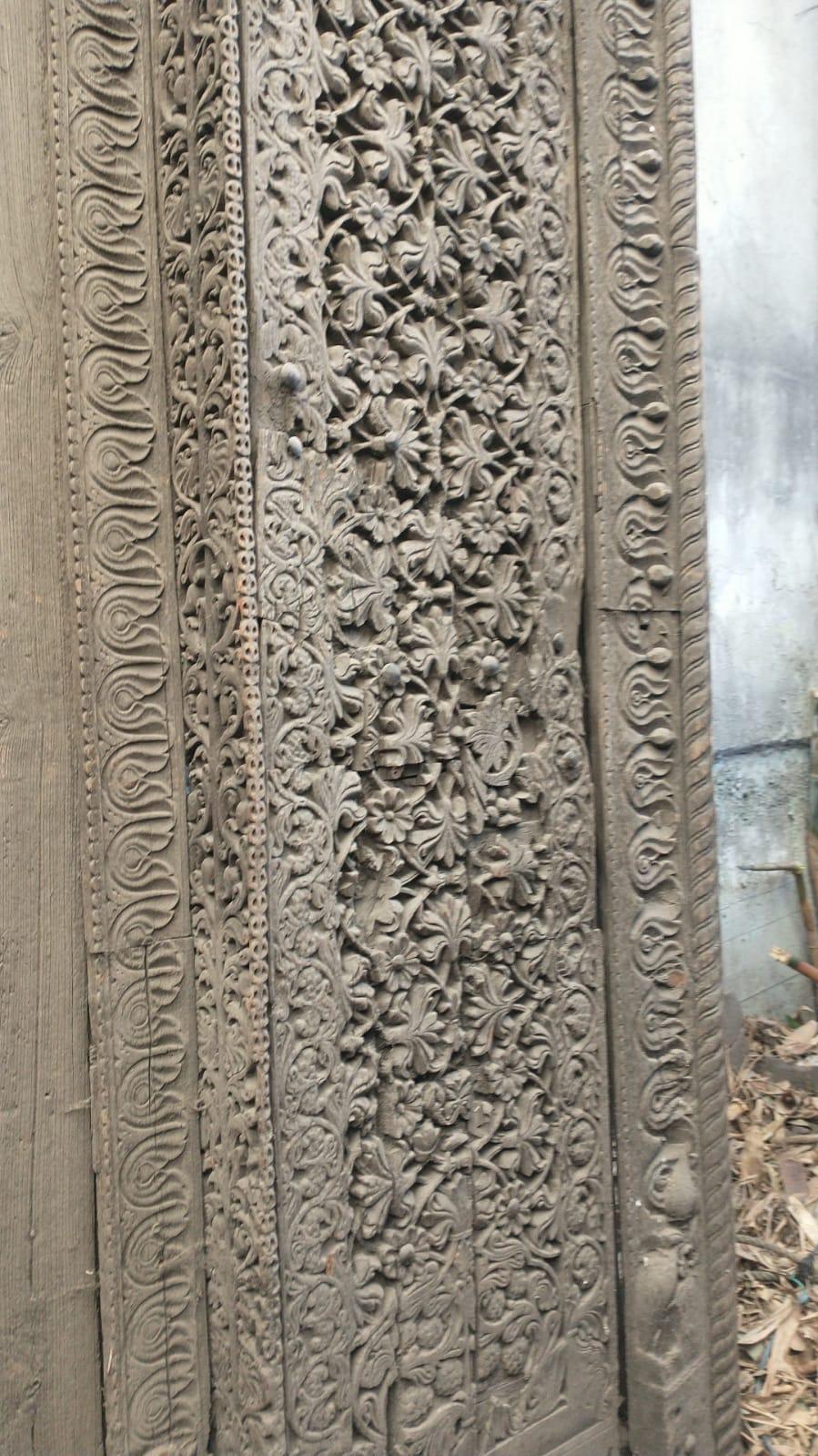 Wood Entrance door of a city Moughal XVI-XVII century For Sale