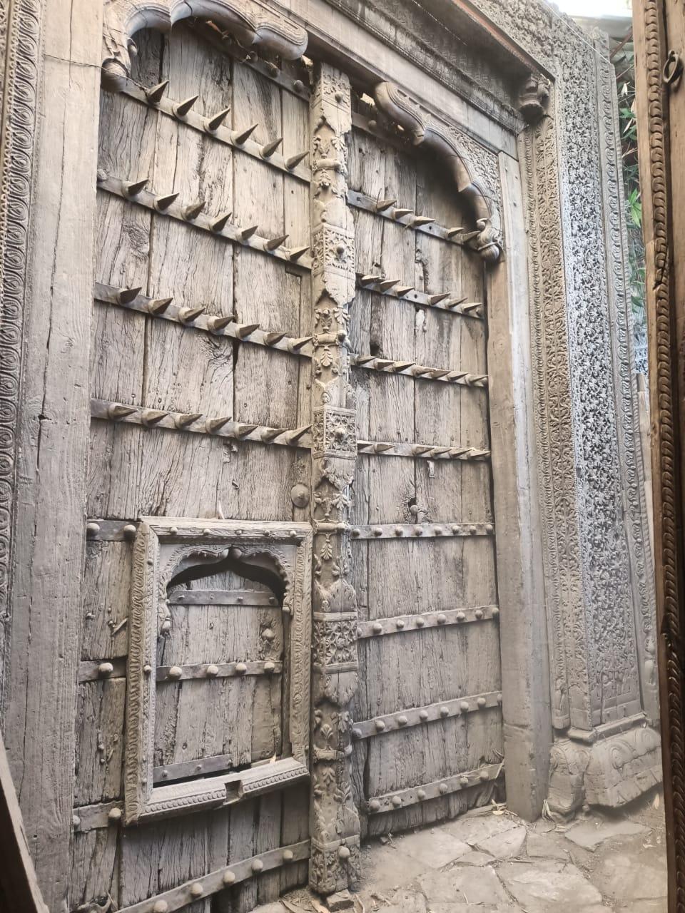 Entrance door of a city Moughal XVI-XVII century For Sale 1