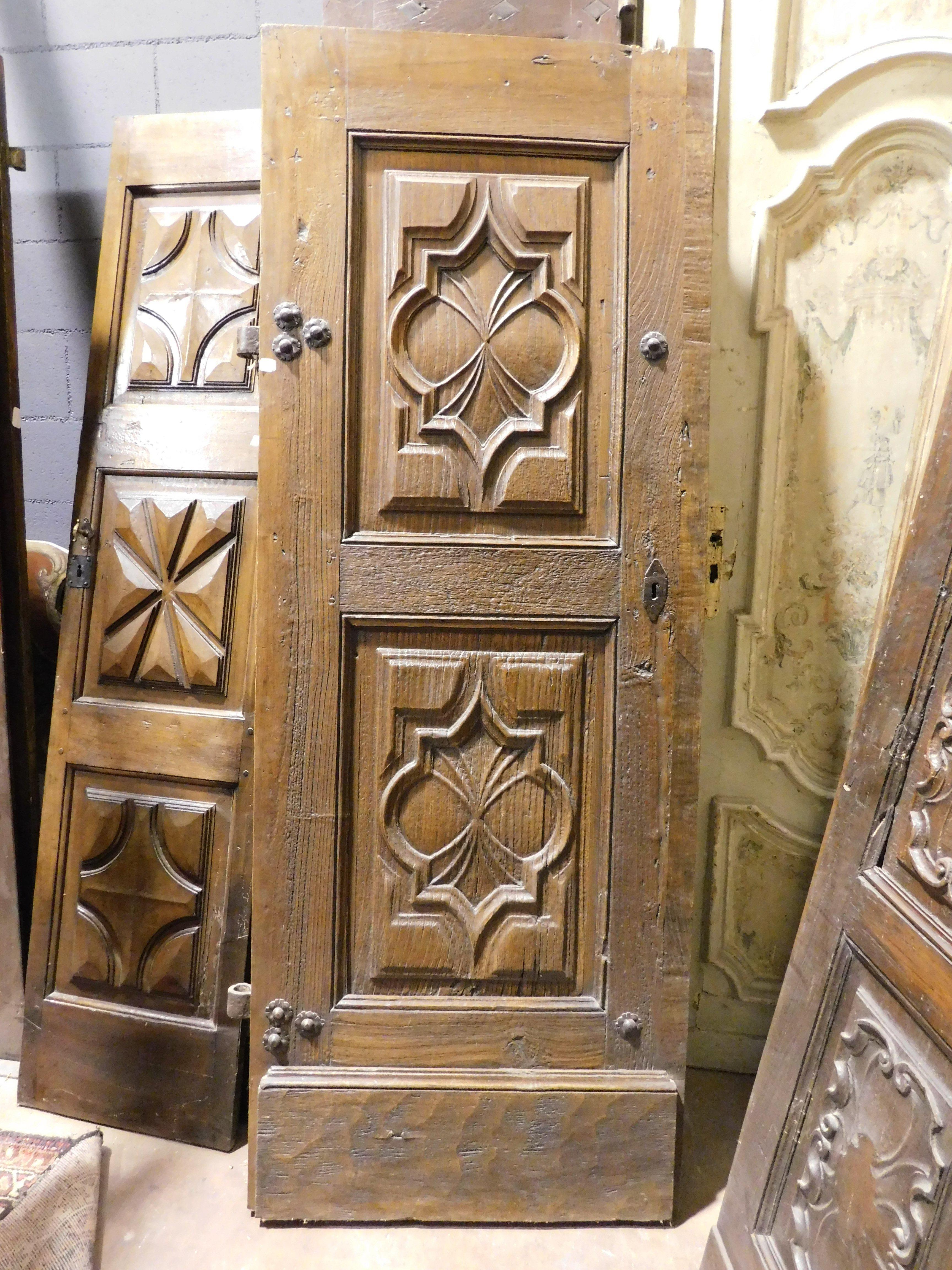 Puerta de entrada antigua, principal de una hoja, de madera de nogal maciza y muy gruesa, muy tallada a mano con paneles barrocos y herrajes originales con apertura de empuje, a la izquierda. Increíble hallazgo histórico, original del siglo XVII,