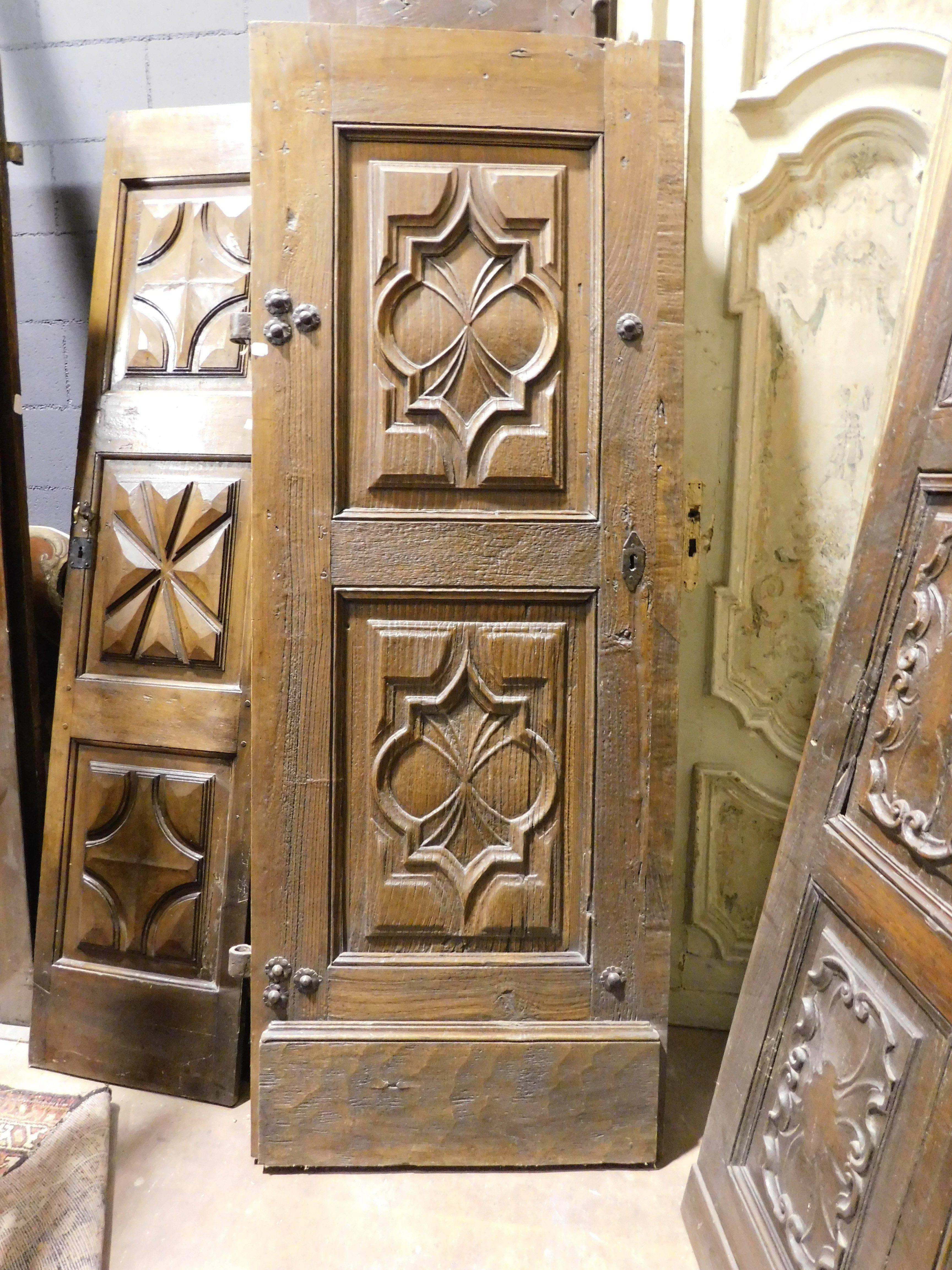 Puerta de entrada, puerta principal de una hoja, de nogal muy tallado, Italia Italiano en venta
