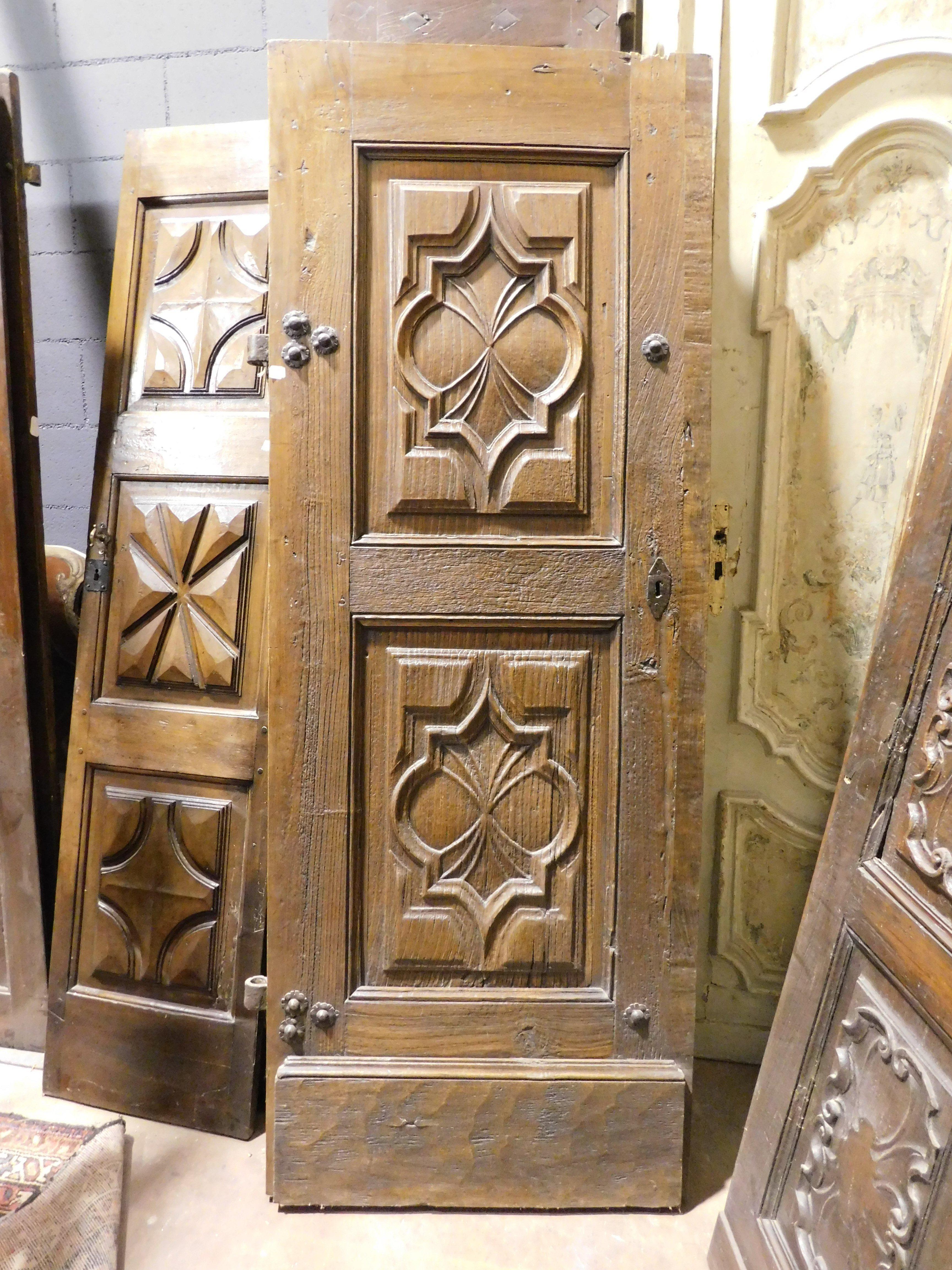 Puerta de entrada, puerta principal de una hoja, de nogal muy tallado, Italia Tallado a mano en venta