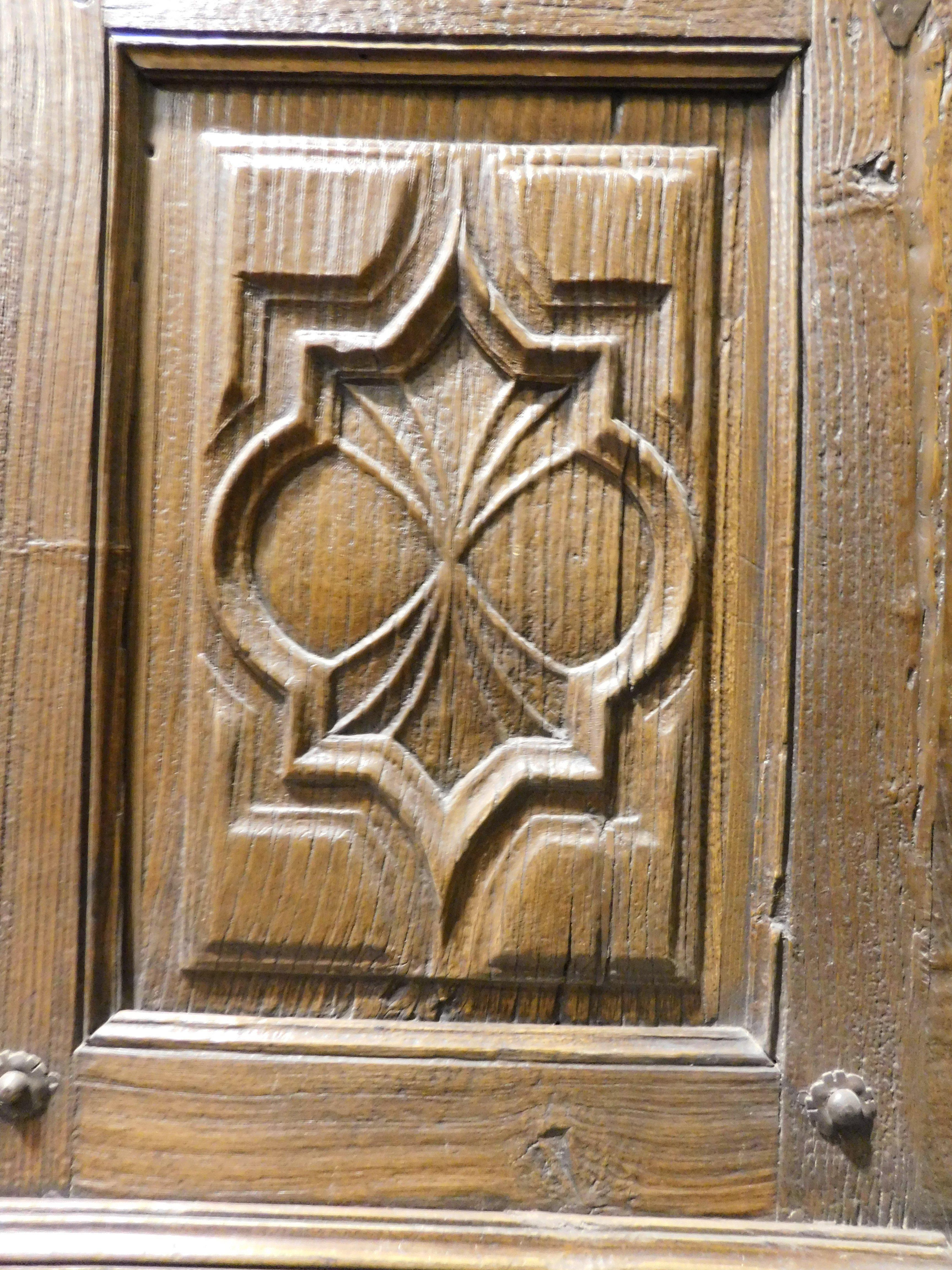 Puerta de entrada, puerta principal de una hoja, de nogal muy tallado, Italia siglo XVIII y antes en venta