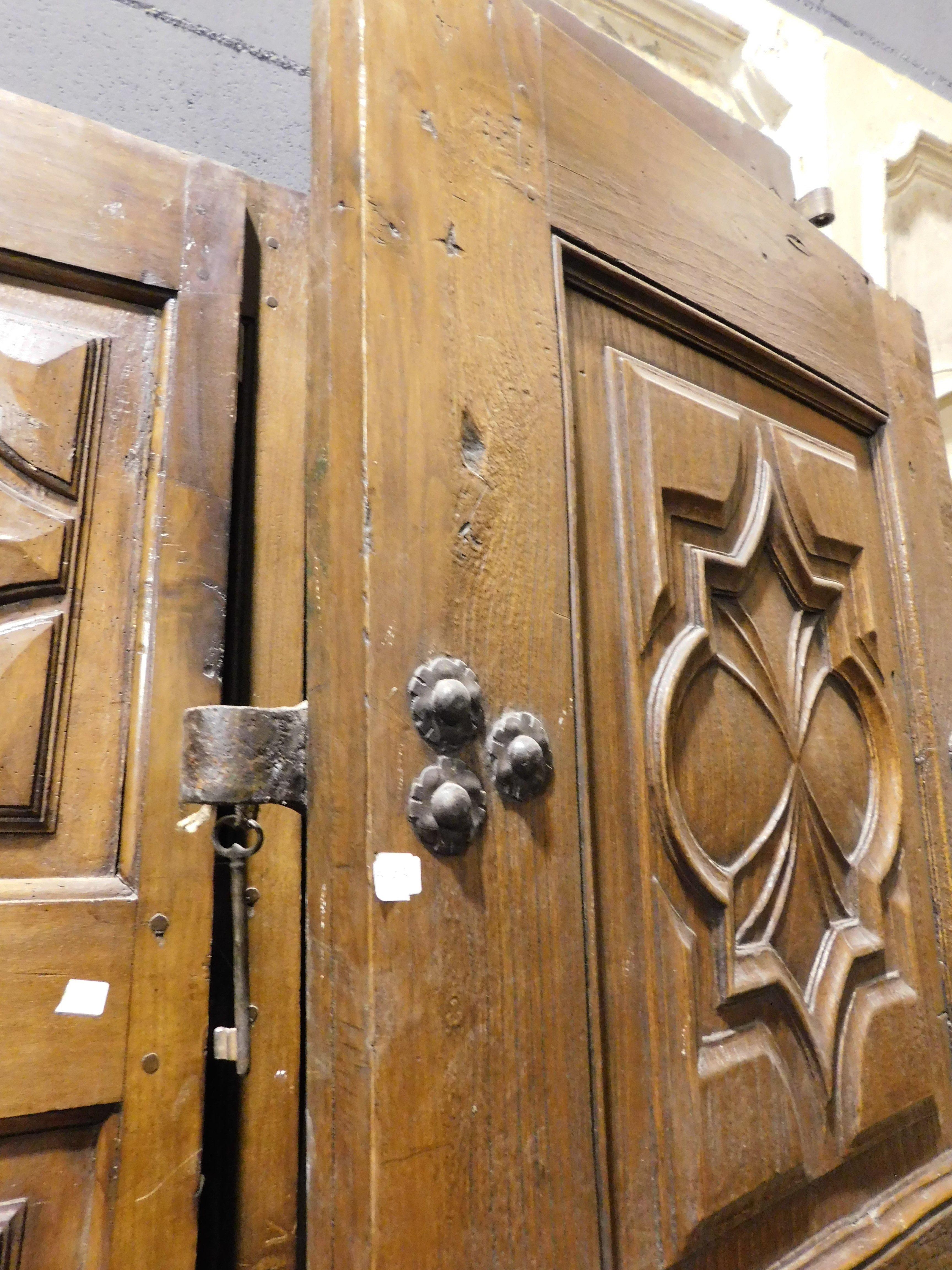 Puerta de entrada, puerta principal de una hoja, de nogal muy tallado, Italia Nogal en venta