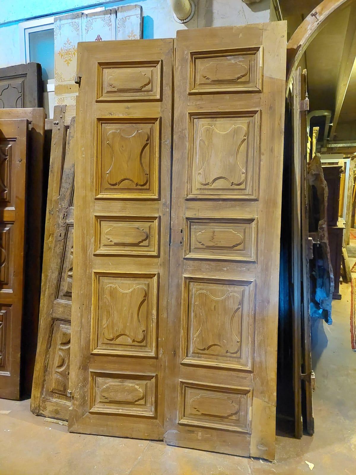 Ancienne porte d'entrée, porte principale avec deux battants, sculptée à la main dans du bois de noyer massif, carreaux sculptés typiques de l'époque, déjà partiellement restaurée par la menuiserie peut encore être adaptée un peu en largeur, couleur