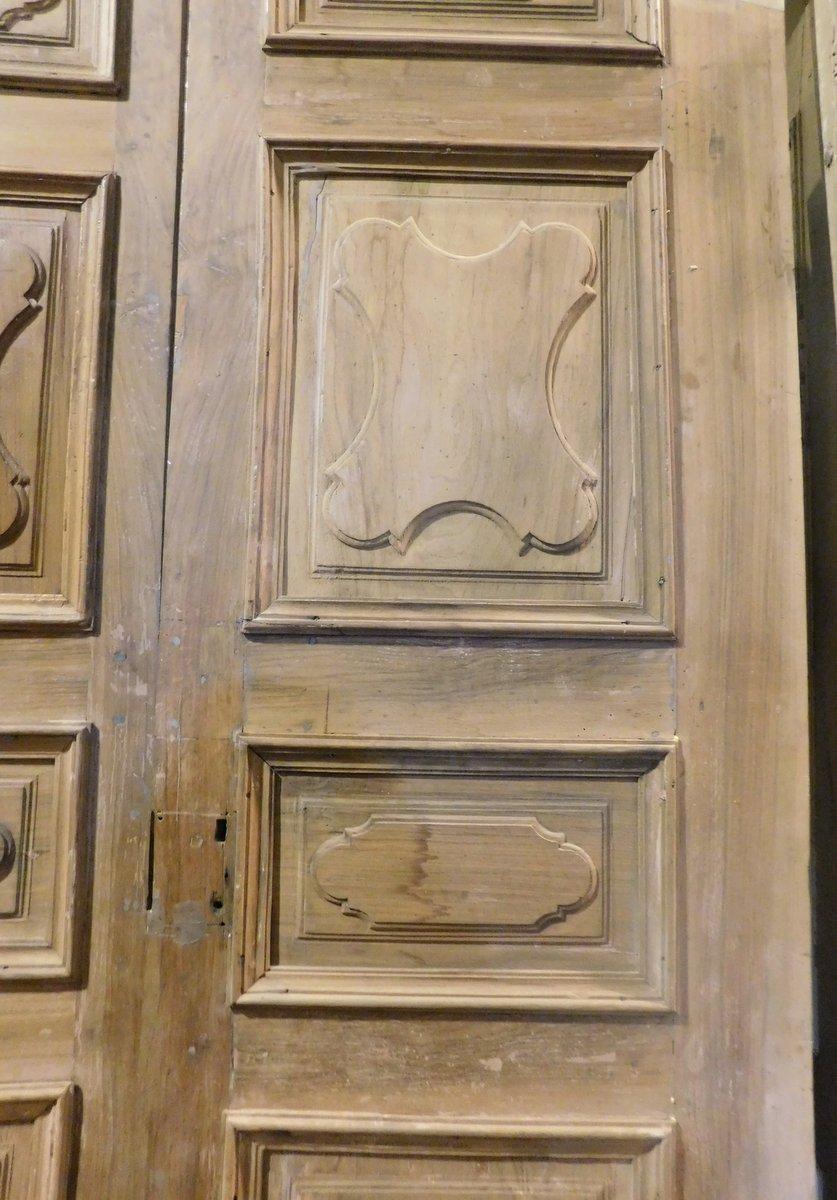 Eingangstür  Zwei geschnitzte Flügel aus Nussbaumholz,700 Italien (Handgeschnitzt) im Angebot