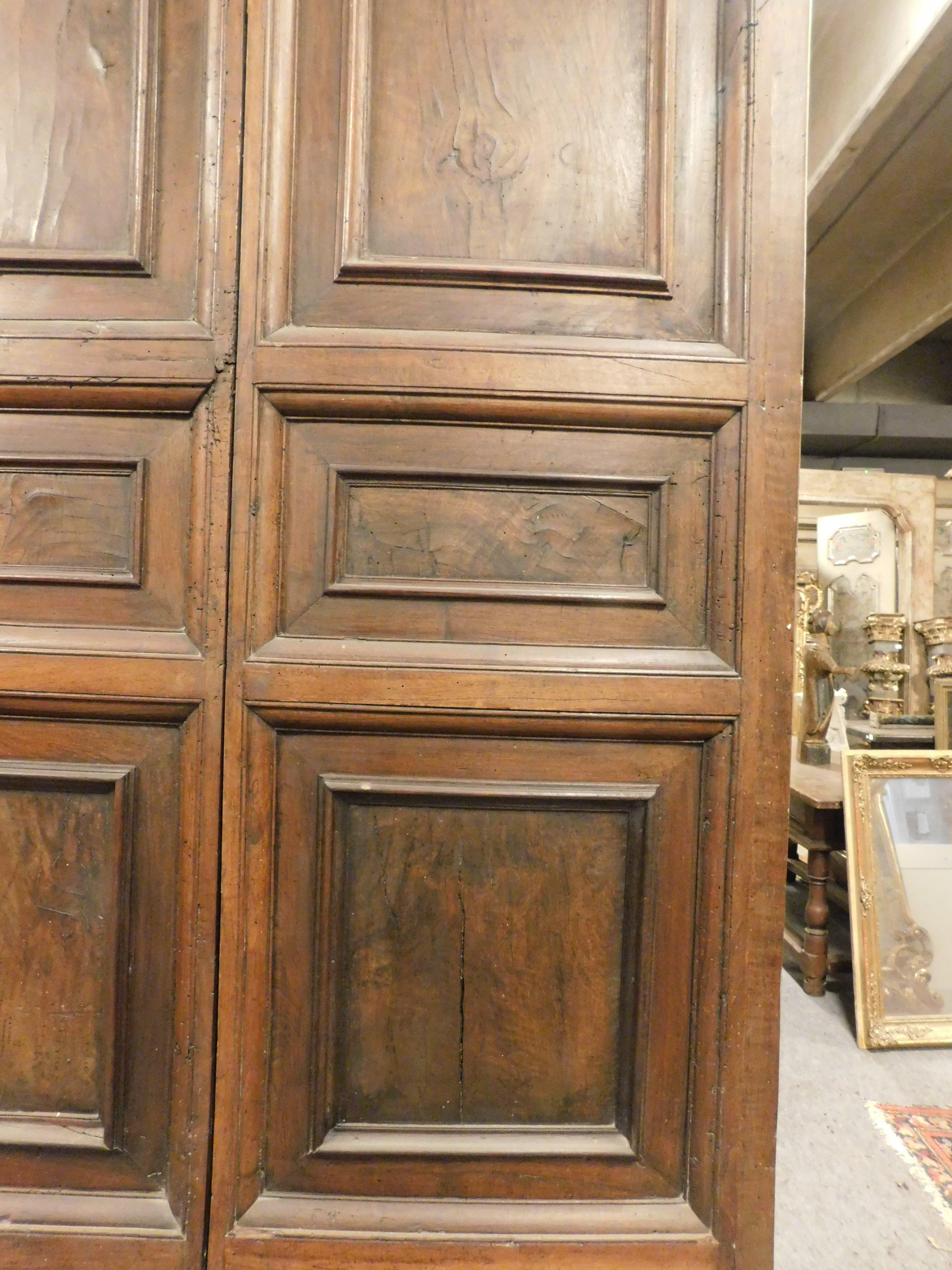 Entrance double doors in carved walnut, very thick and powerful, Italy In Good Condition For Sale In Cuneo, Italy (CN)
