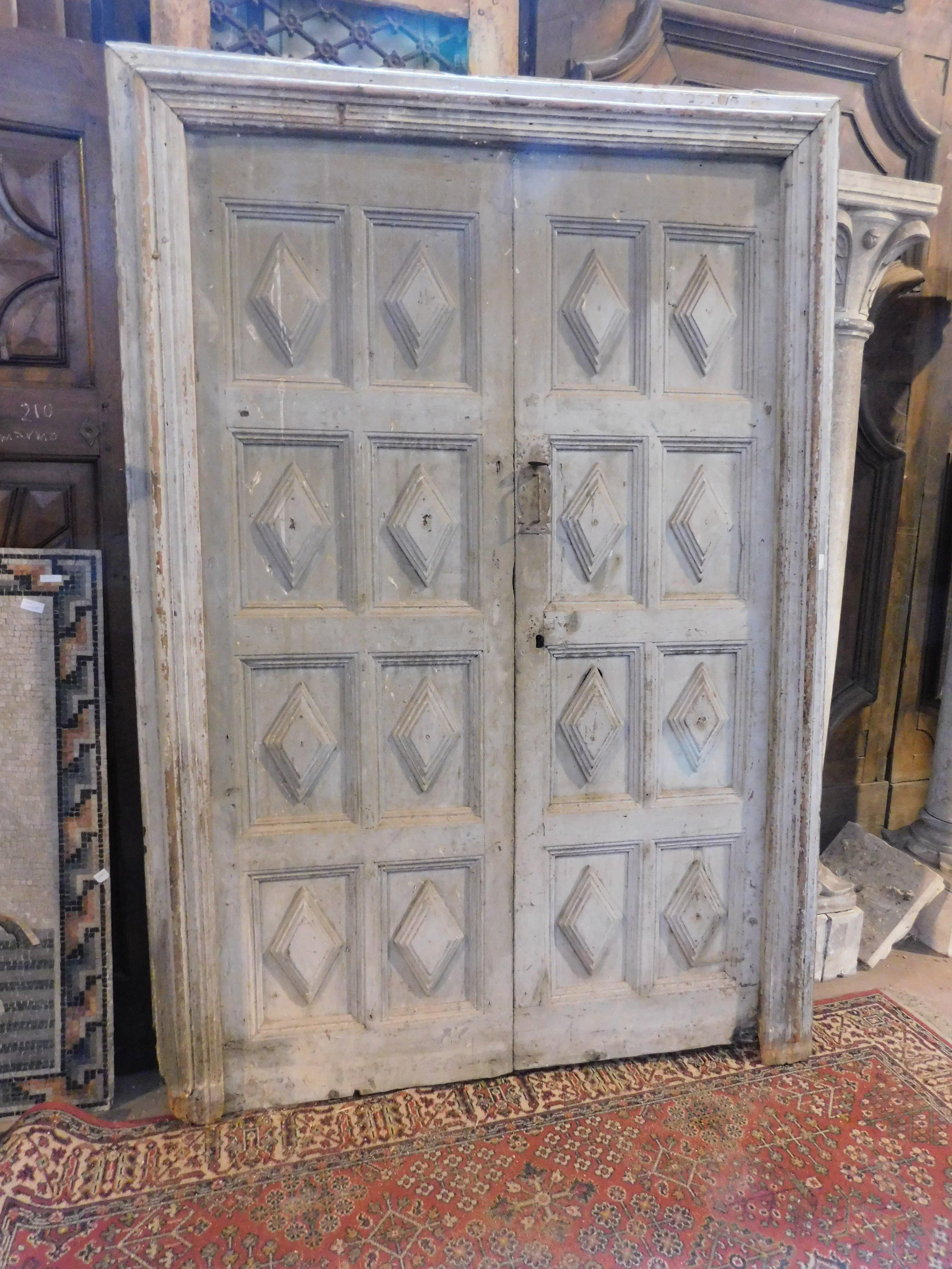 Entrance or internal double door with frame, lacquered and sculpted, Spanish In Good Condition In Cuneo, Italy (CN)