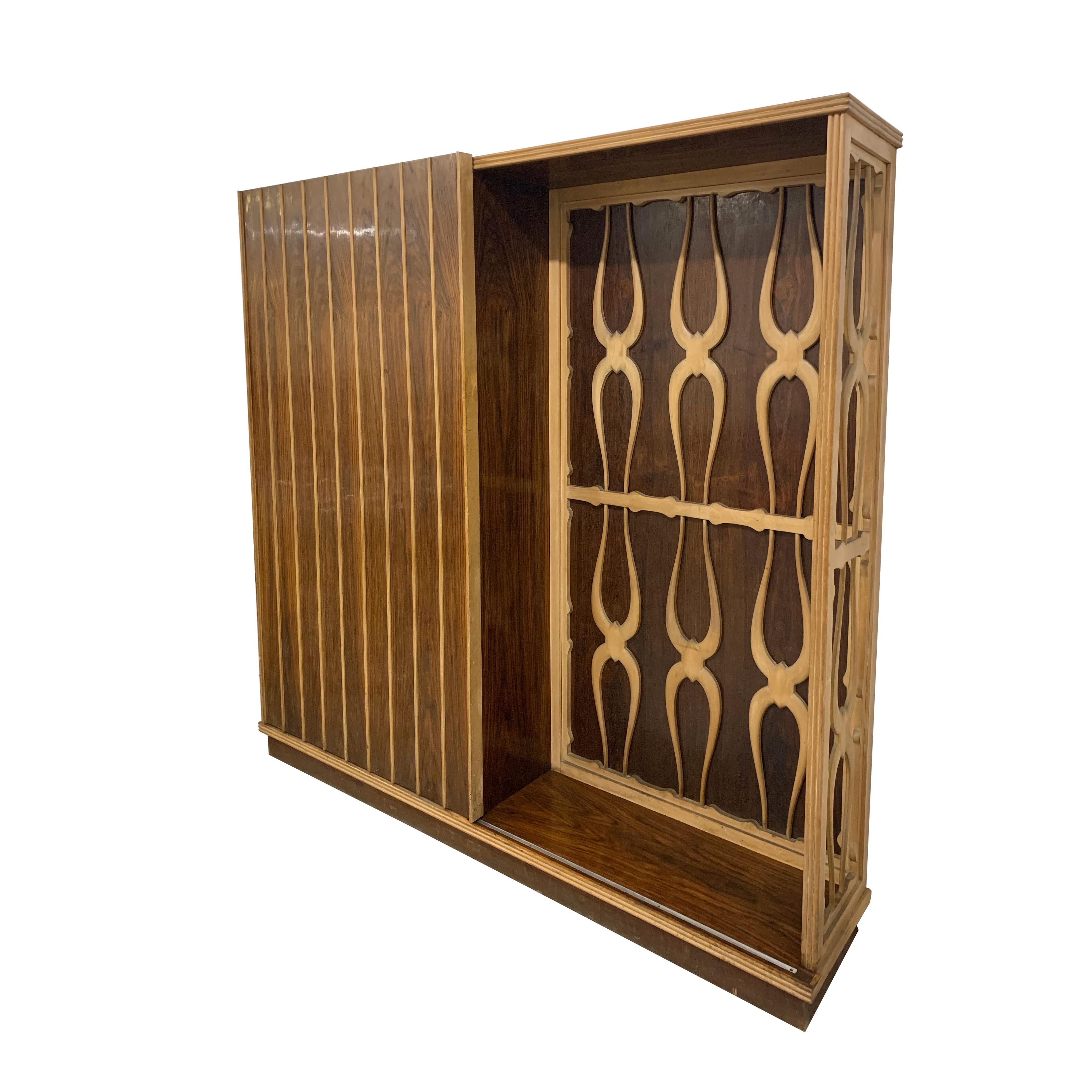 Italian furniture from the 1950s, the door is sliding, inside there are three brass and glass coat hooks attributable to Fontana Arte.
This elegant piece is in wood and Maple, by Consorzio Esposizione Mobili Cantù
When the door is closed you can see