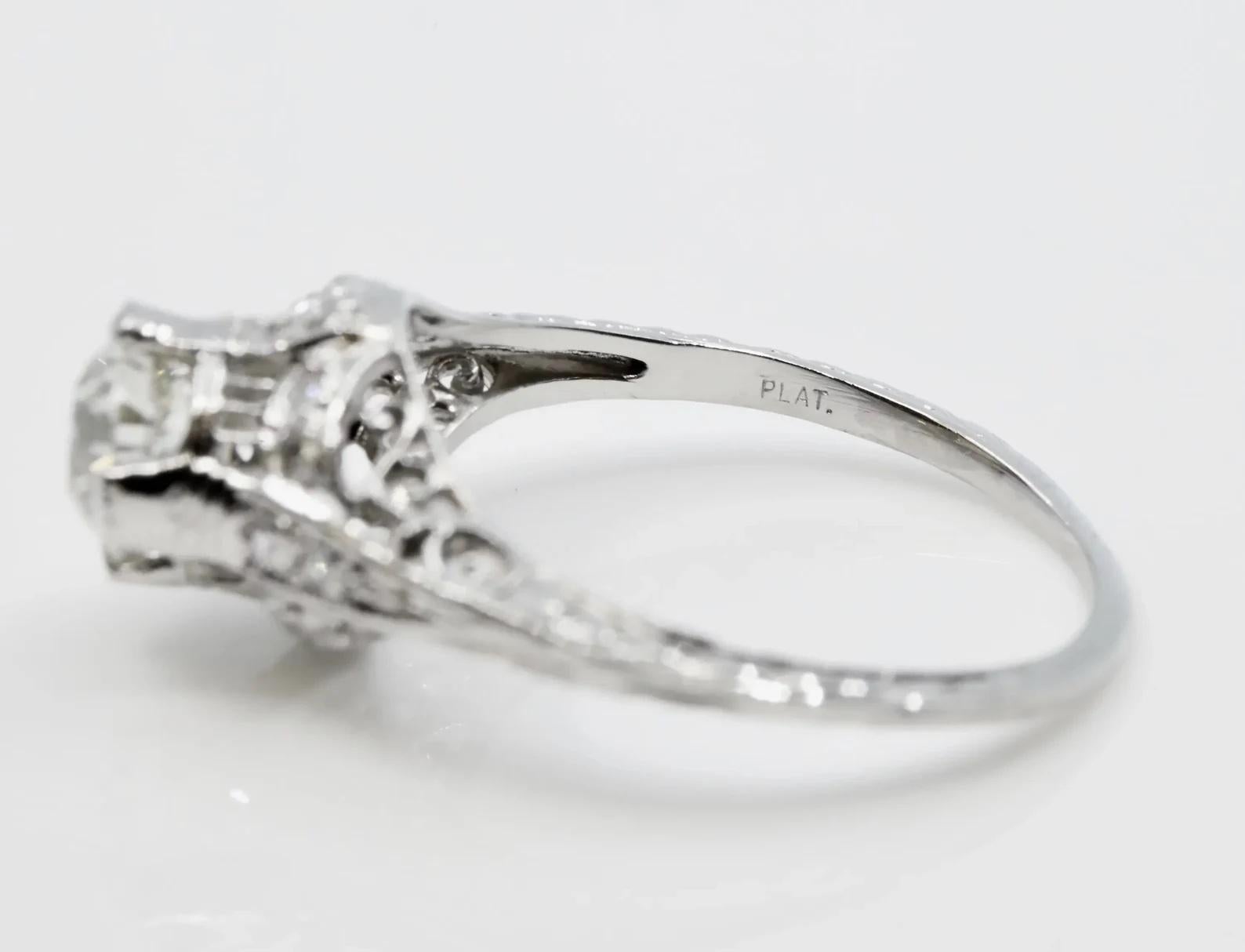Superbe bague de fiançailles Art déco en platine avec diamant 0,85 carat Bon état - En vente à Boston, MA