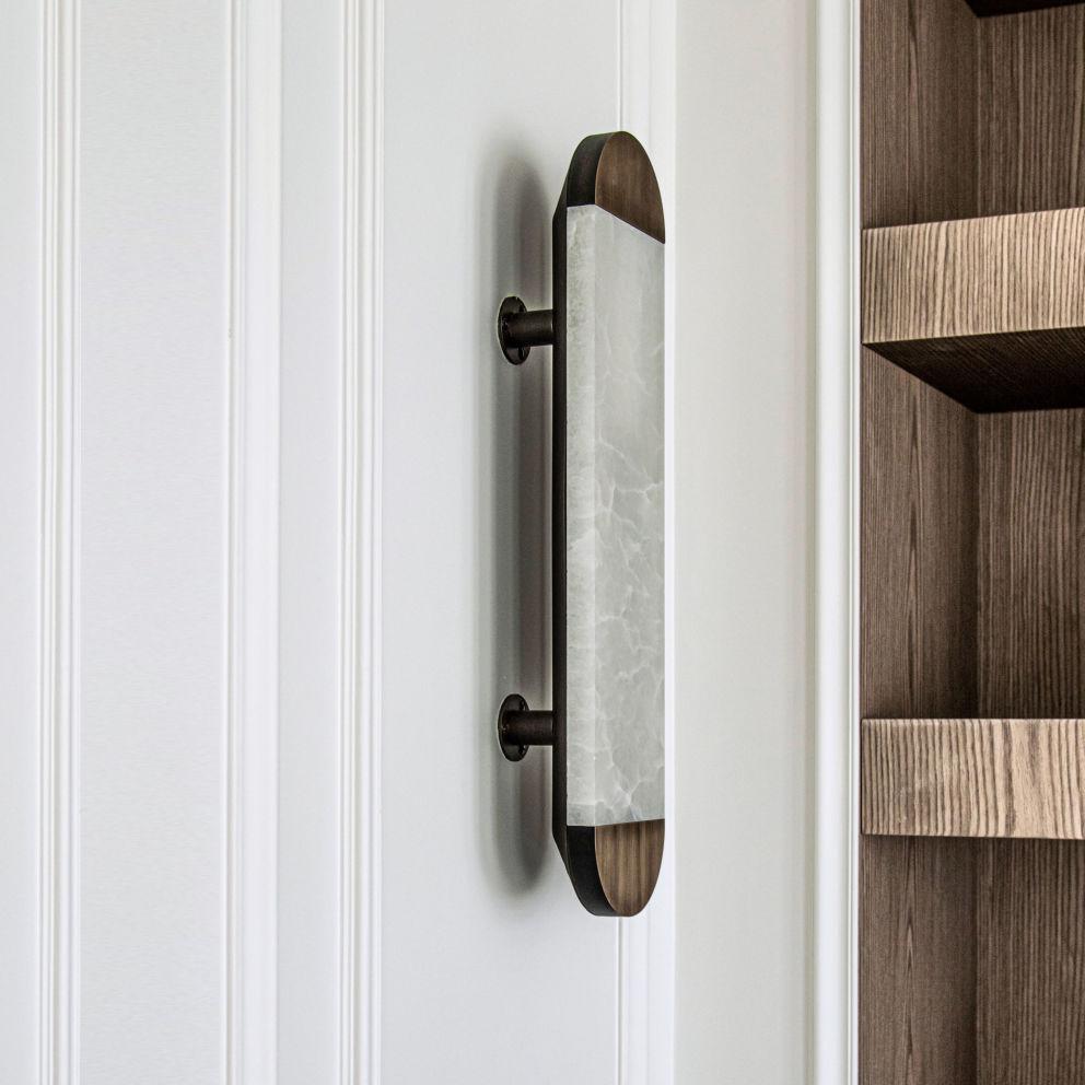 ENTRELACS es la expresión por excelencia de la artesanía perfeccionada desde 1982. Para refinar el alabastro natural puro en formas crudas y sencillas, cada pieza se enmarca sutilmente en auténtico bronce fundido.
Las líneas limpias y depuradas