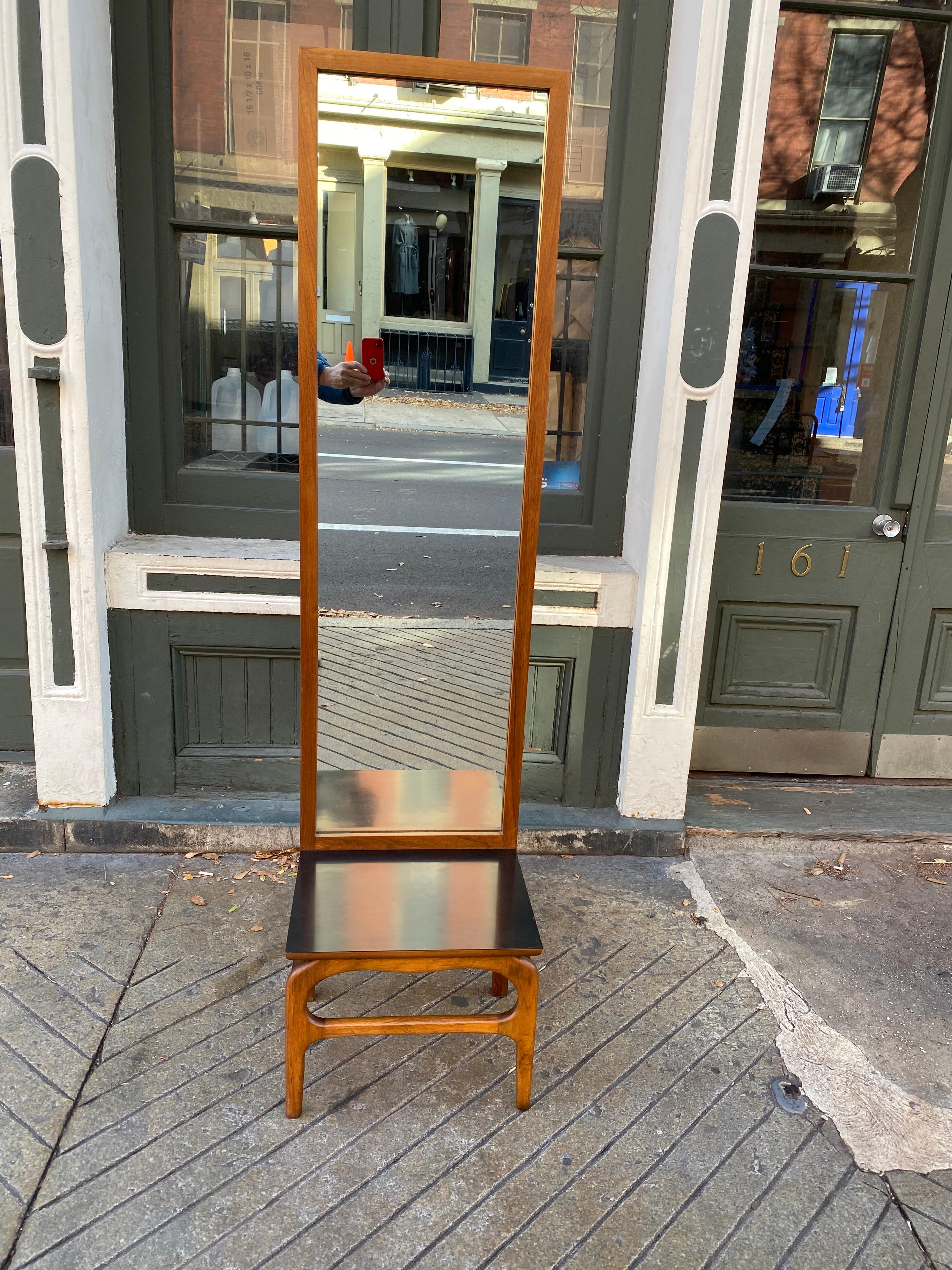Entry/ Hallway Console and Mirror In Good Condition In Philadelphia, PA