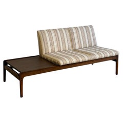 Banc-canapé d'entrée avec table d'appoint intégrée, en bois, style moderne du milieu du siècle