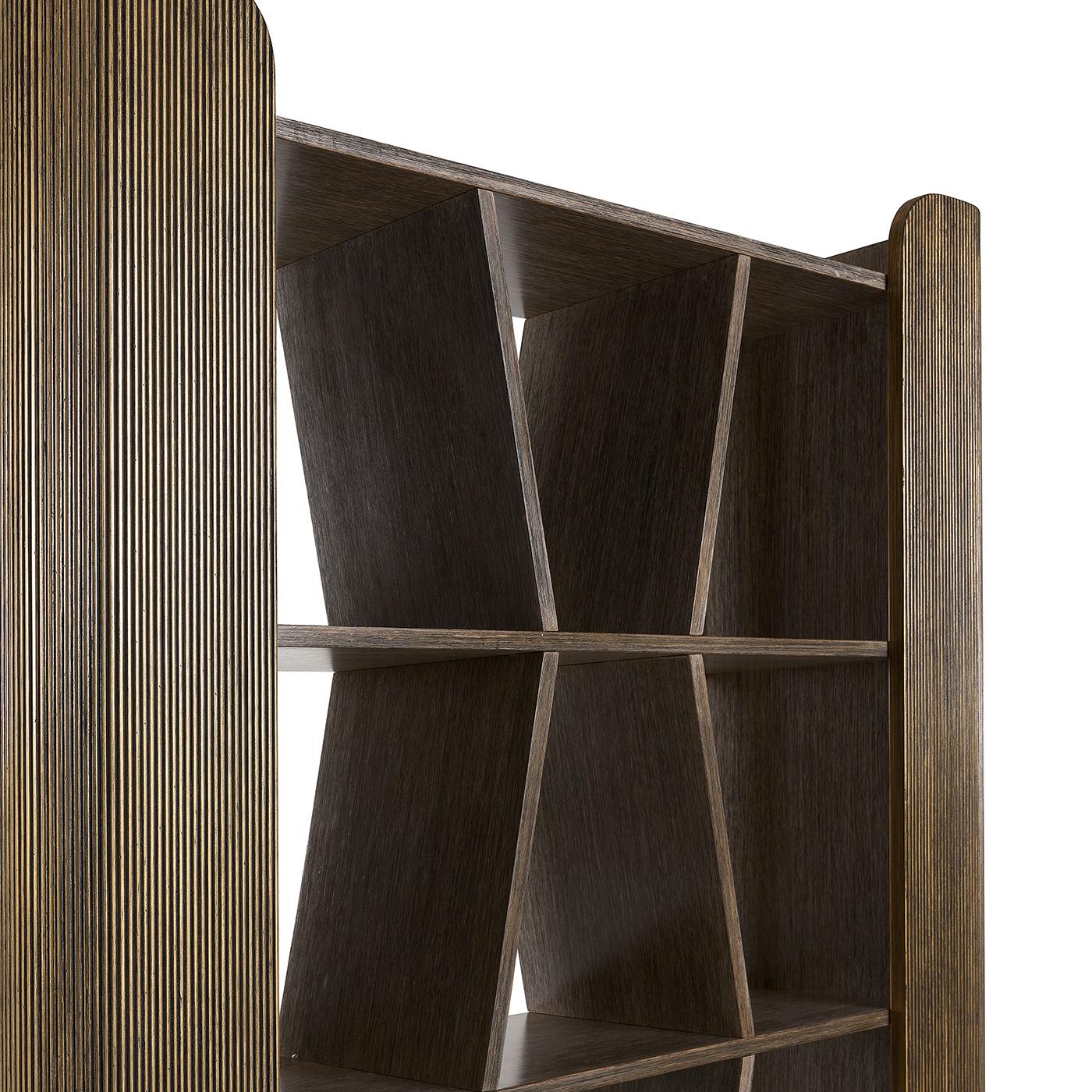Dieses kühne und raffinierte Bücherregal ist eine auffällige Ergänzung für ein modernes Zuhause. Ob an der Wand oder als hervorragender Raumteiler, dieses funktionelle Dekorationsstück setzt dank seiner edlen Materialien, seines einzigartigen
