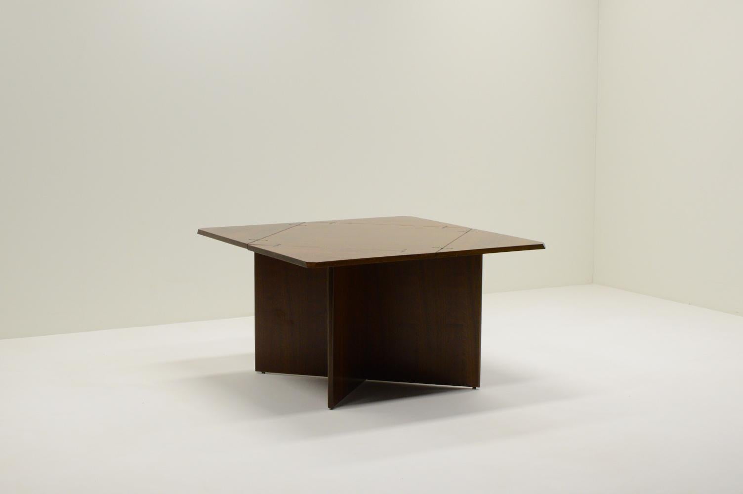 Envelope dining table by vittorio Introini for Sormani, 1960s Italy. Extendable dining table in Walnut wood veneer. Small square table on a x-base, also in walnut that is extandable by rotating the top and opening the 4 triangle pieces like an