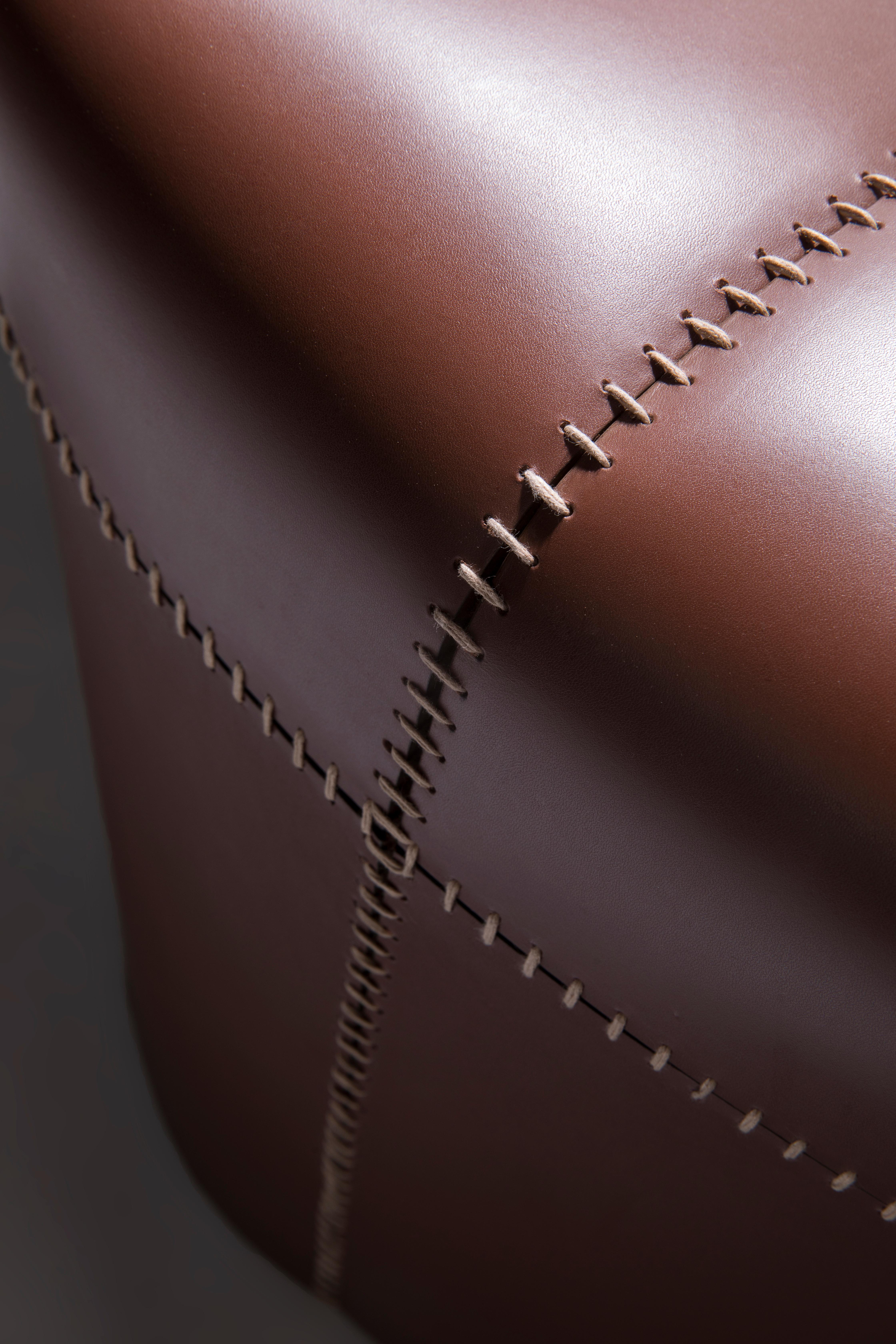 Inspiré par le geste doux et protecteur d'une enveloppe contenant une lettre - comme une étreinte silencieuse - ce fauteuil remarquable d'Ilse Lang fusionne la narration émotionnelle et l'artisanat raffiné. Constituée de larges lanières de cuir