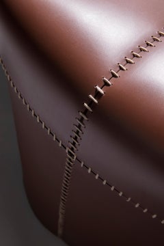 Umschlag-inspirierter Ledersessel von +55design - Brasilianisches Handwerk & Komfort
