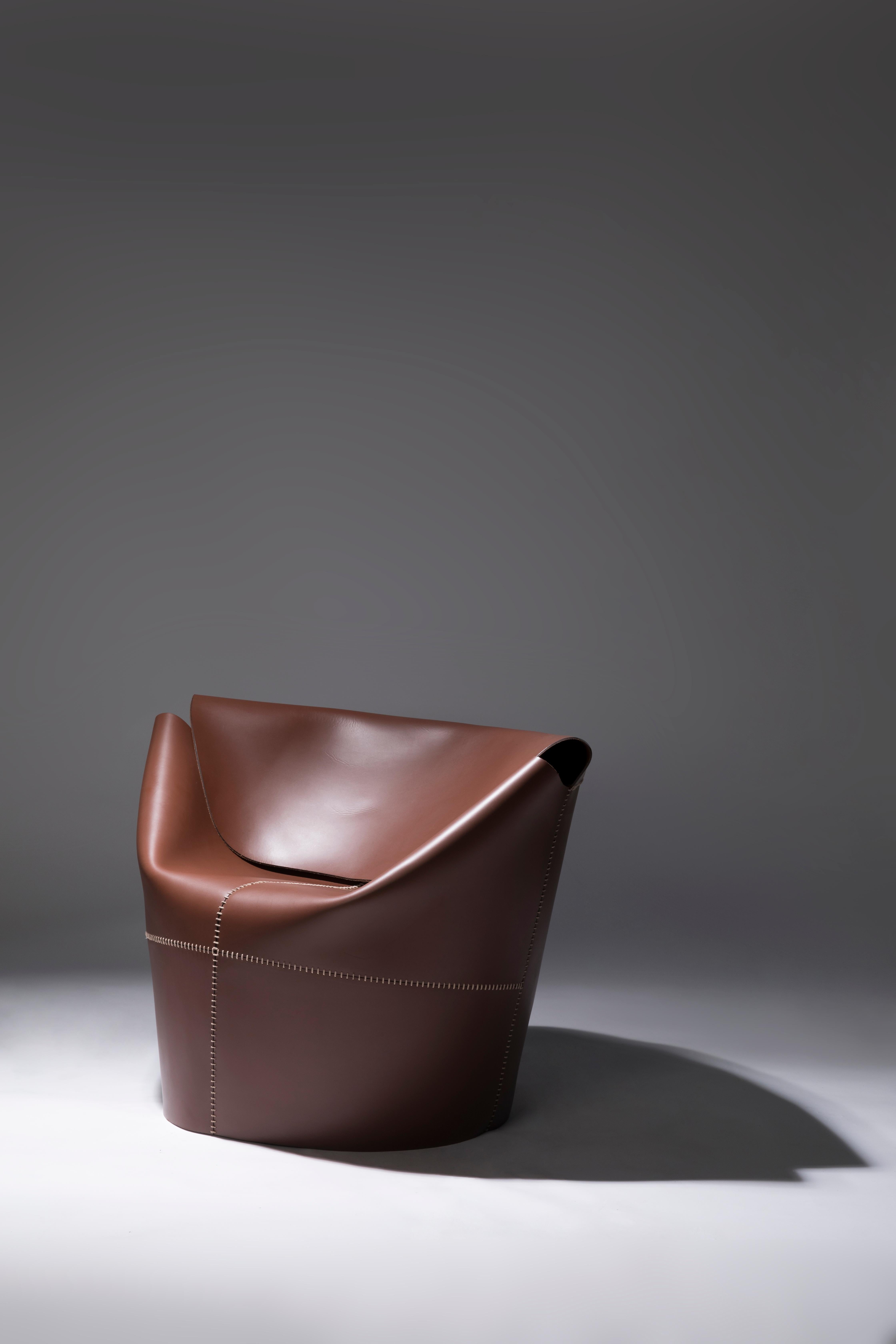 Brésilien Fauteuil en cuir inspiré d'une enveloppe par Ilse Lang - Brazilian Craft & Comfort en vente