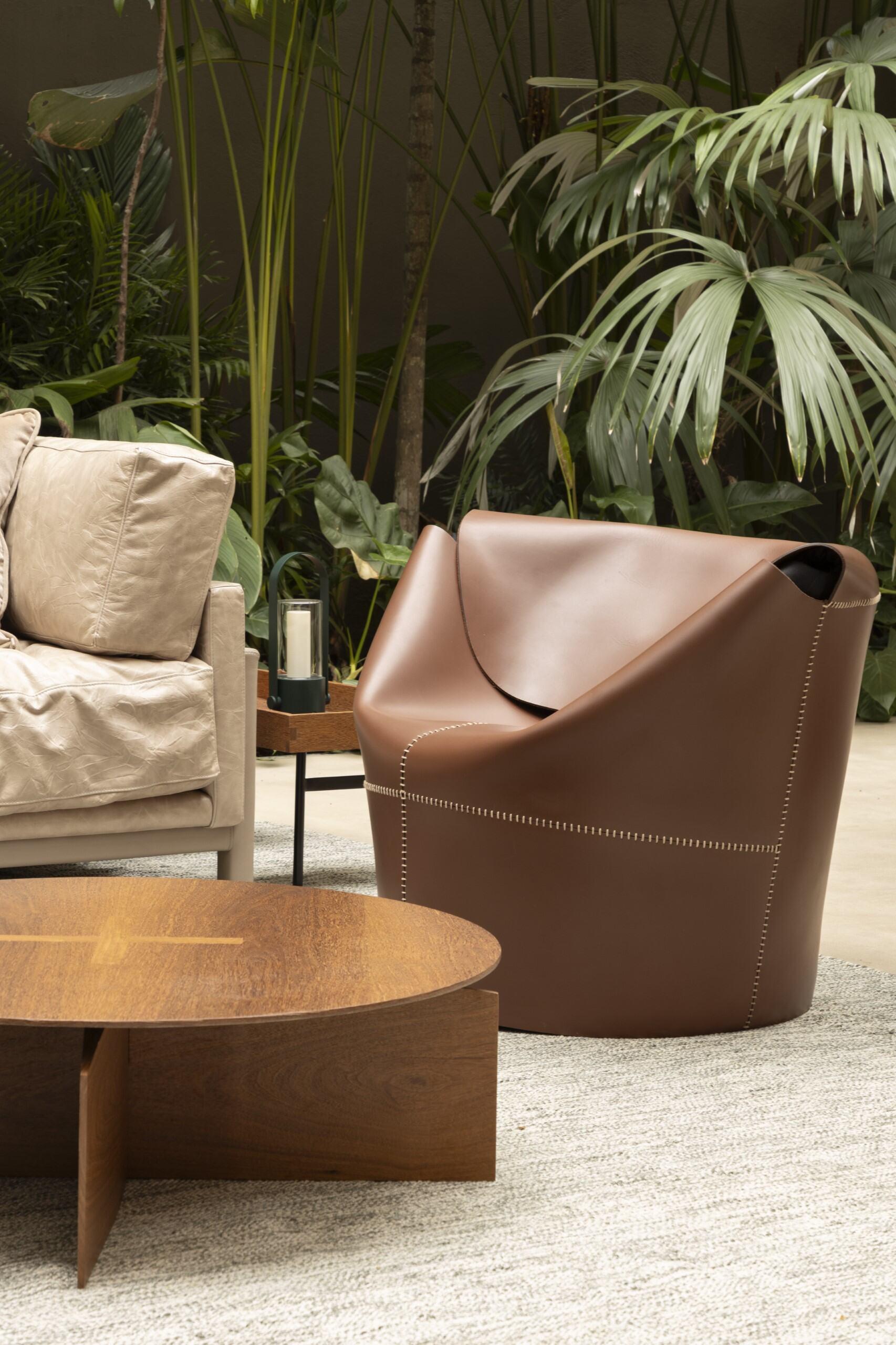 Cuir Fauteuil en cuir inspiré d'une enveloppe par Ilse Lang - Brazilian Craft & Comfort en vente