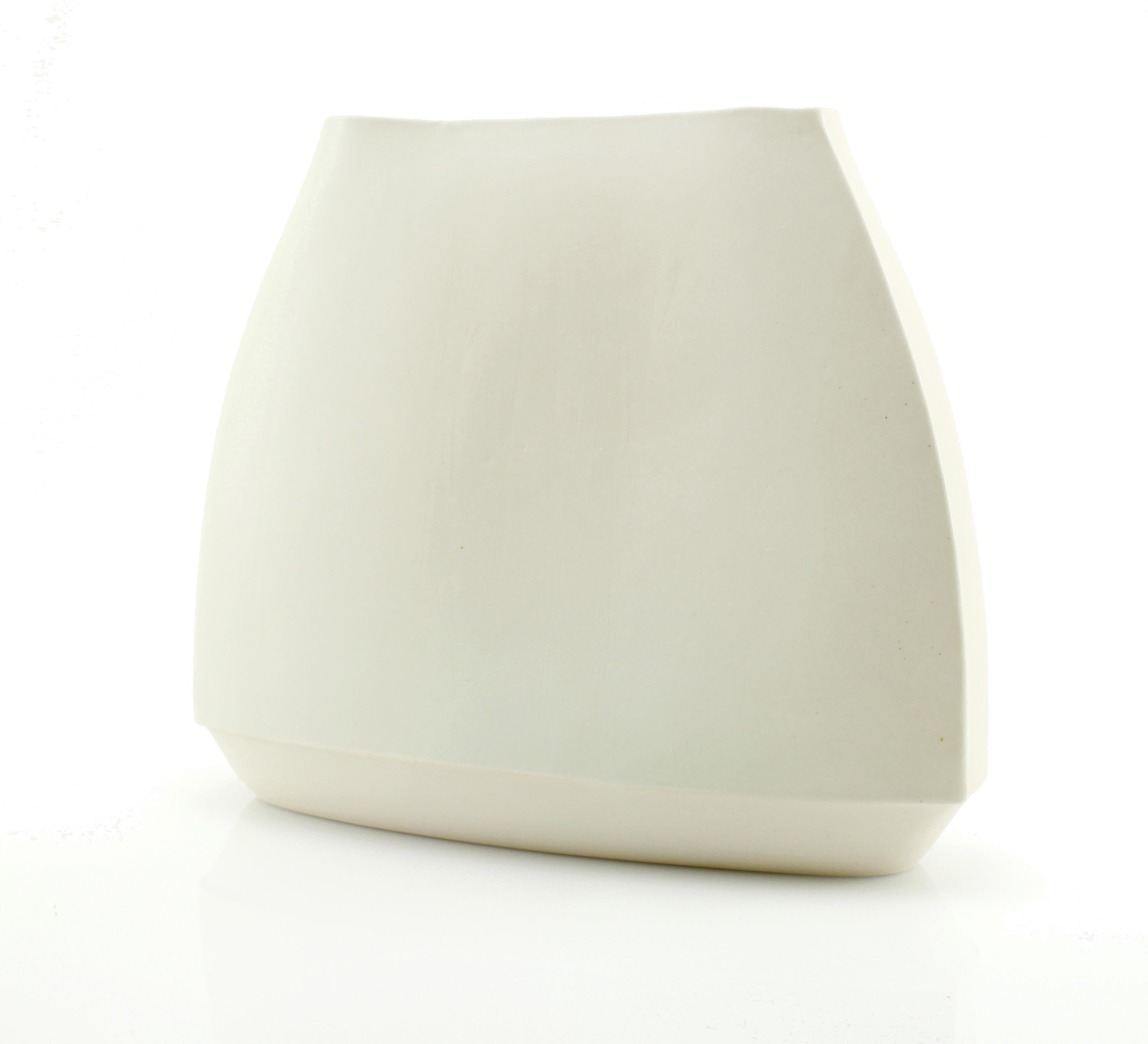 Envelope Vase Large White Vase Modern Contemporary Glazed Porcelain (amerikanisch) im Angebot