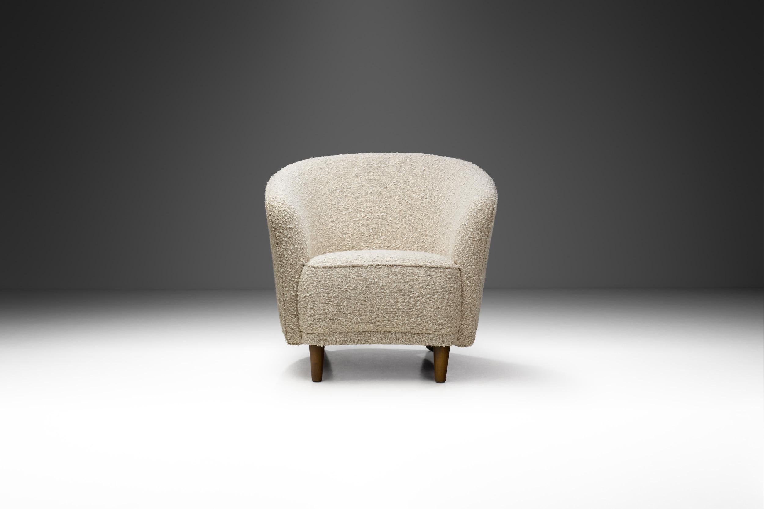 Sillón de Ebanista Envolvente en Bouclé, Europa ca 1950s Moderno de mediados de siglo en venta