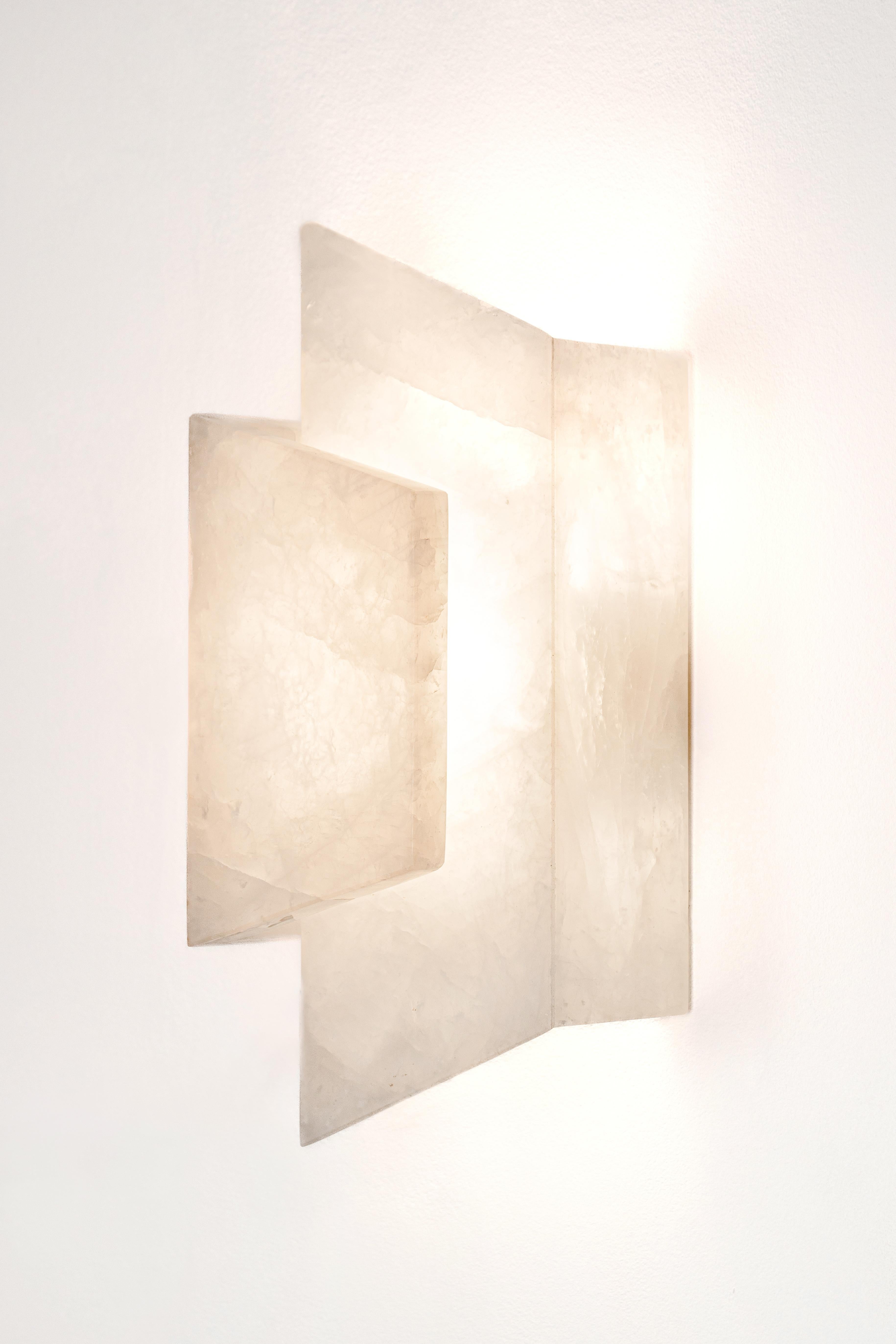 Postmoderne Sculpture lumineuse en forme d'envelope, pierre dorée et laiton de Marie Jeunet en vente