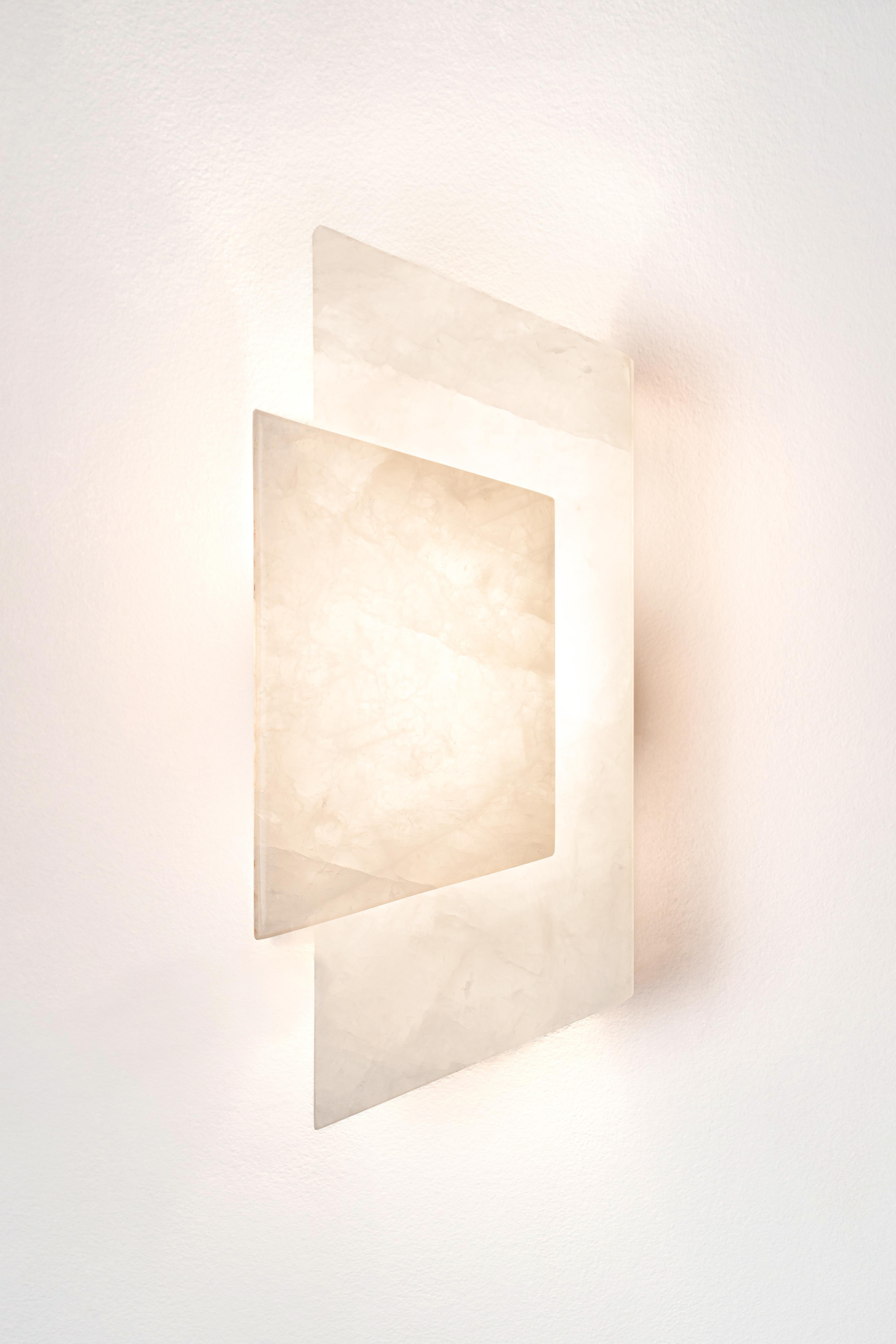 Sculpture lumineuse en forme d'envelope, pierre dorée et laiton de Marie Jeunet Neuf - En vente à Geneve, CH