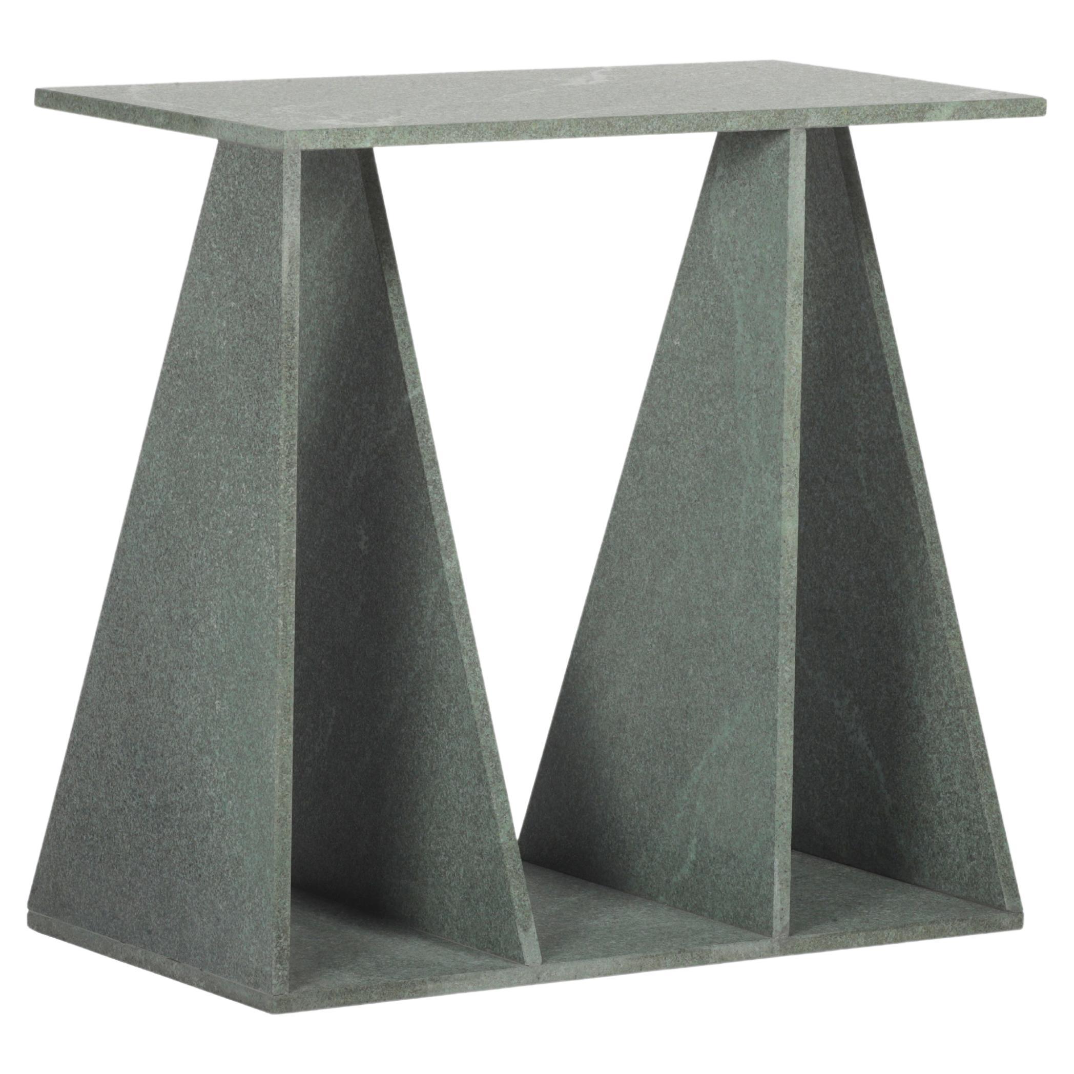 Table d'appoint Envo, pierre à base verte sablée, Studio Mohs en vente