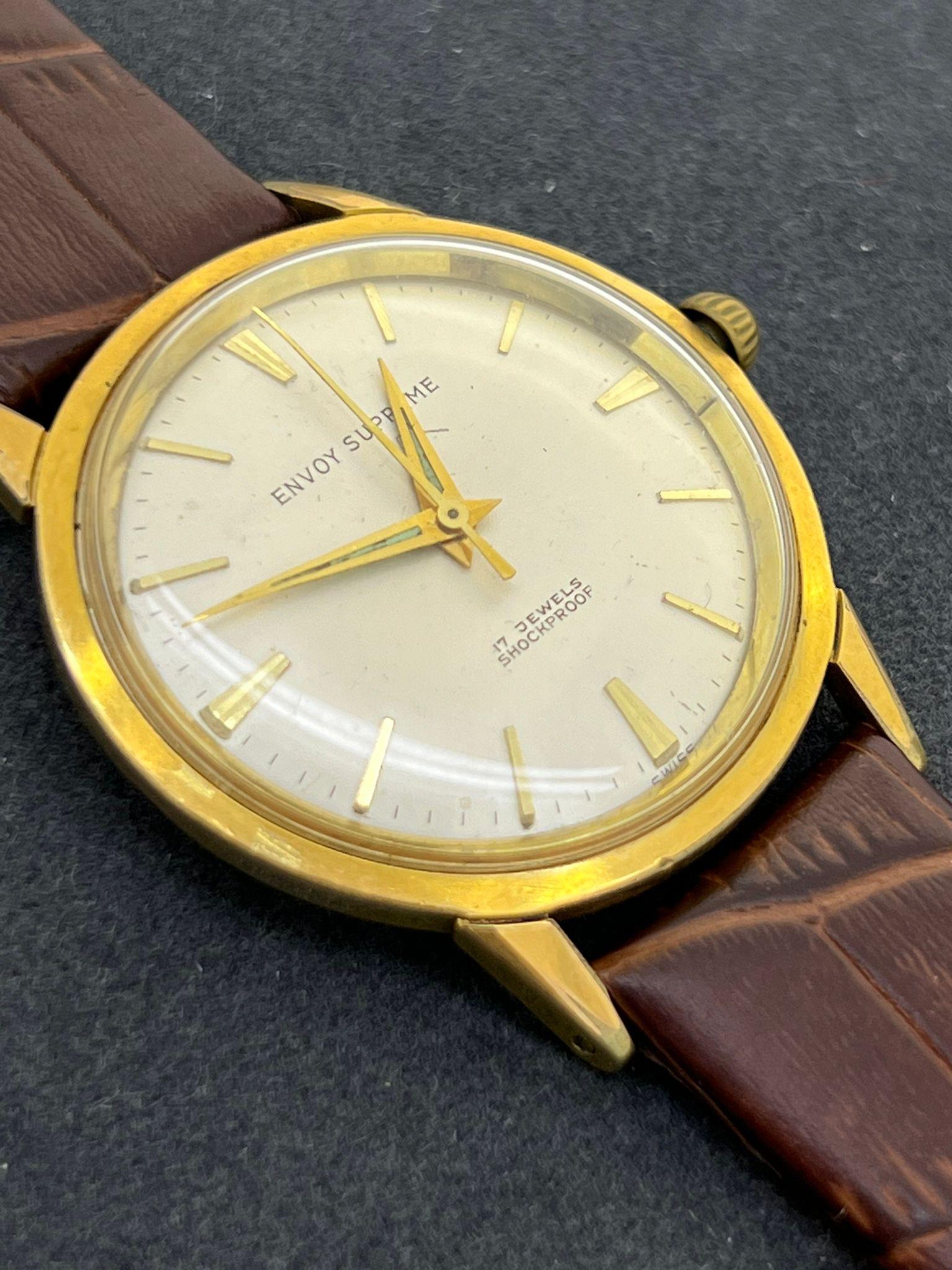 Mit 35-mm-Edelstahlgehäuse mit Goldauflage, 
diese Herrenarmbanduhr im Vintage-Stil stammt aus den 1960er Jahren
noch in schönem Zustand & 
in hervorragendem Betriebszustand 

In der Mitte ein silberfarbenes Zifferblatt, 
in tadellosem Zustand, 
mit