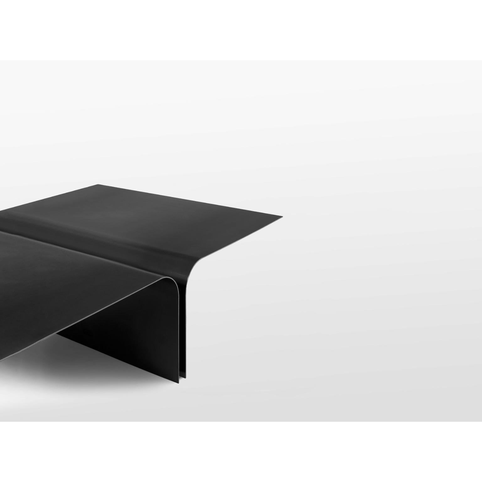 Postmoderne Table basse Enyo en travertin et laiton noirci par OZA Design en vente