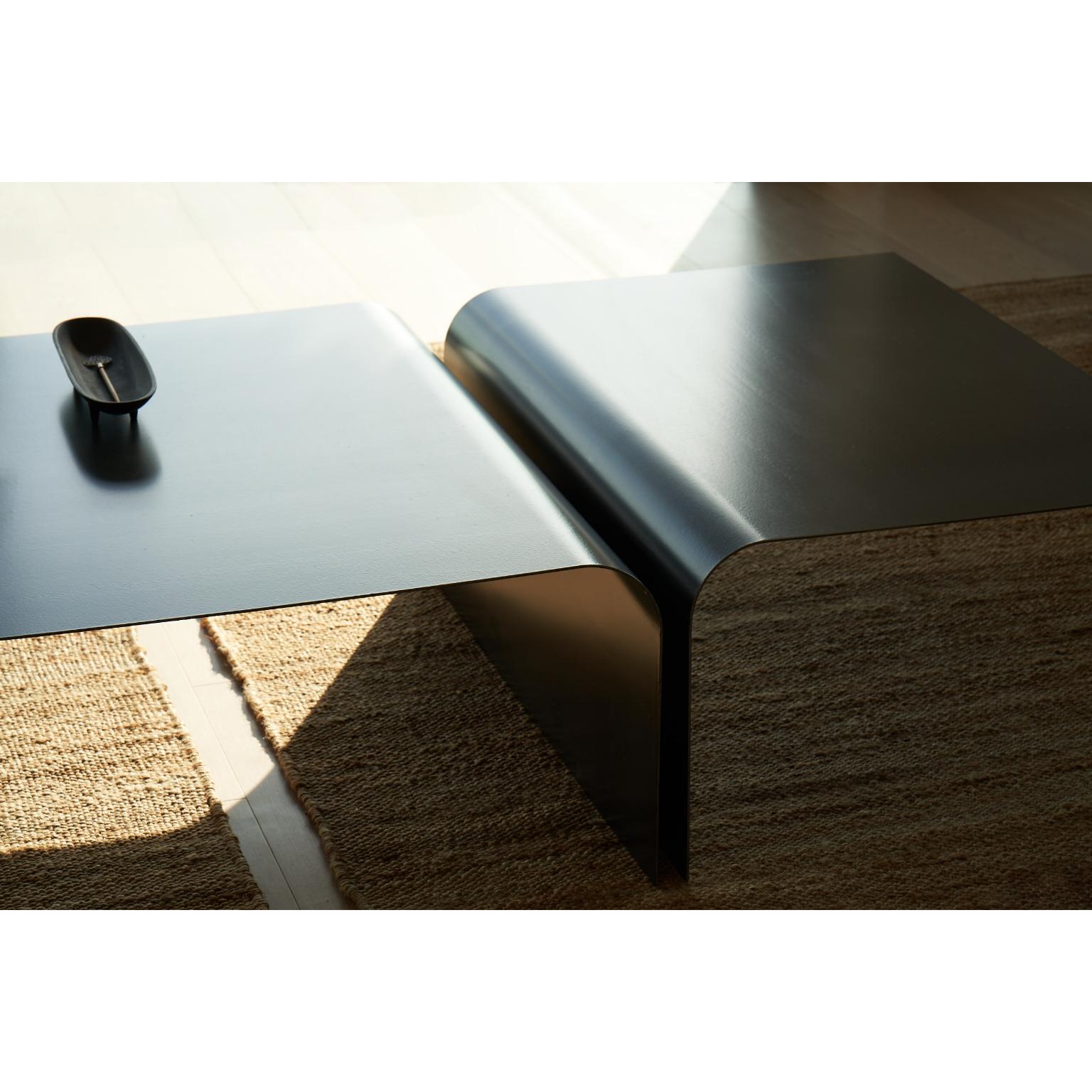 Britannique Table basse Enyo en travertin et laiton noirci par OZA Design en vente