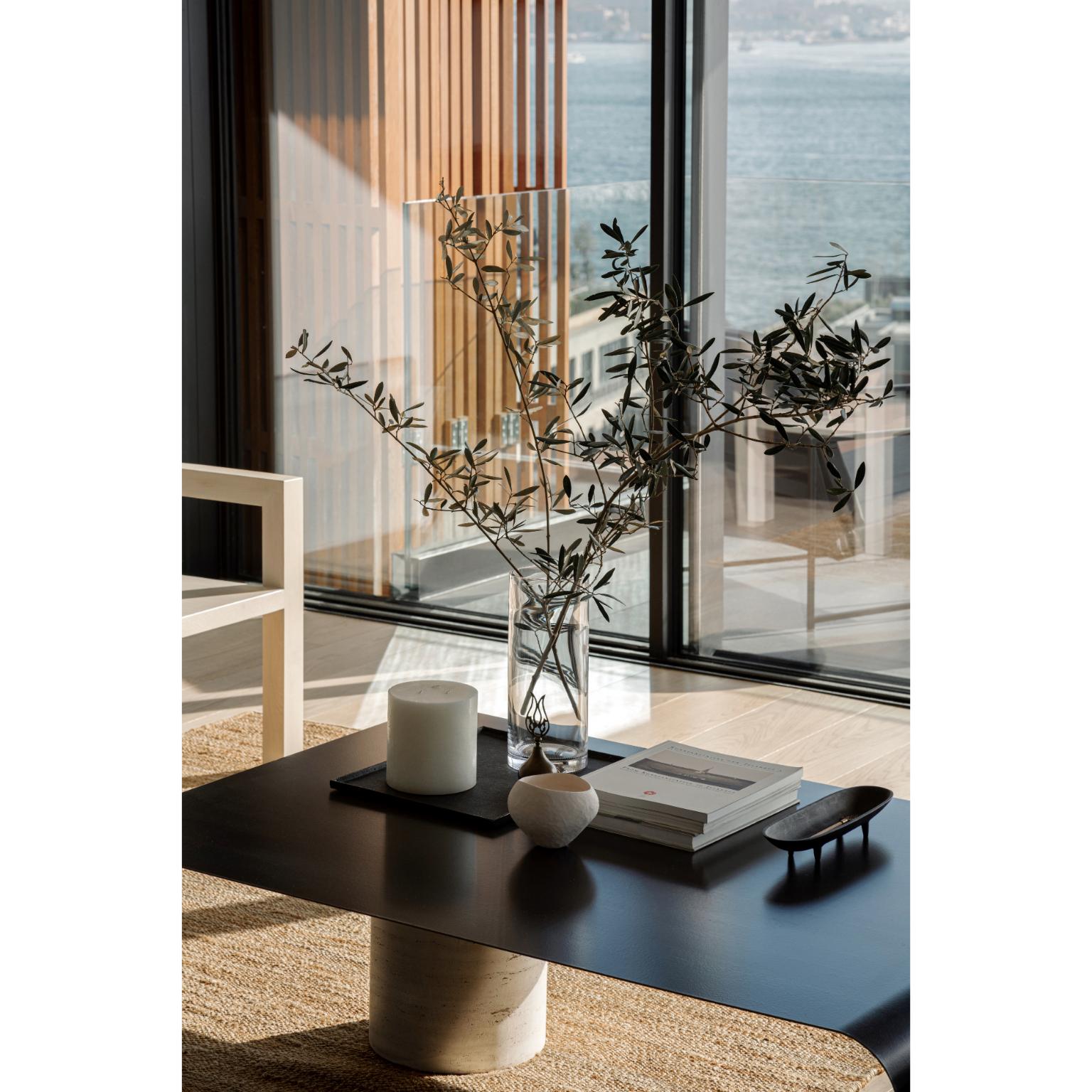 Autre Table basse Enyo en travertin et laiton noirci par OZA Design en vente